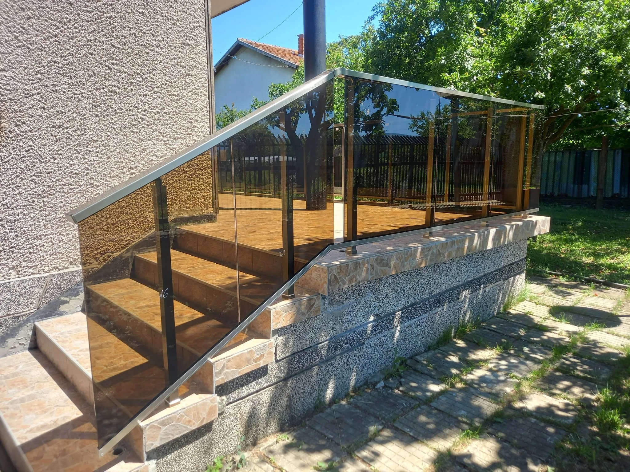 Парапет със стъкло по поръчка – изработка и монтаж