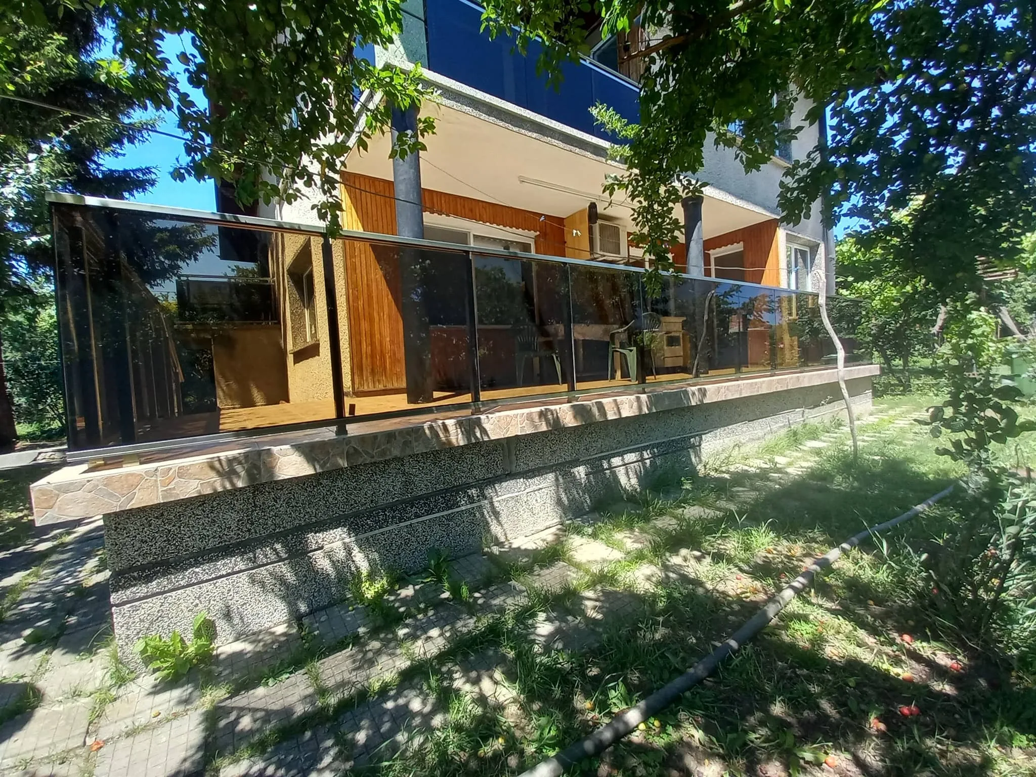 Парапет със стъкло по поръчка – изработка и монтаж