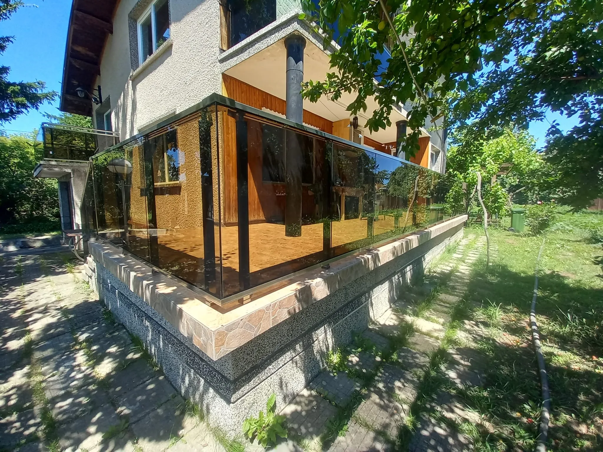 Парапет със стъкло по поръчка – изработка и монтаж