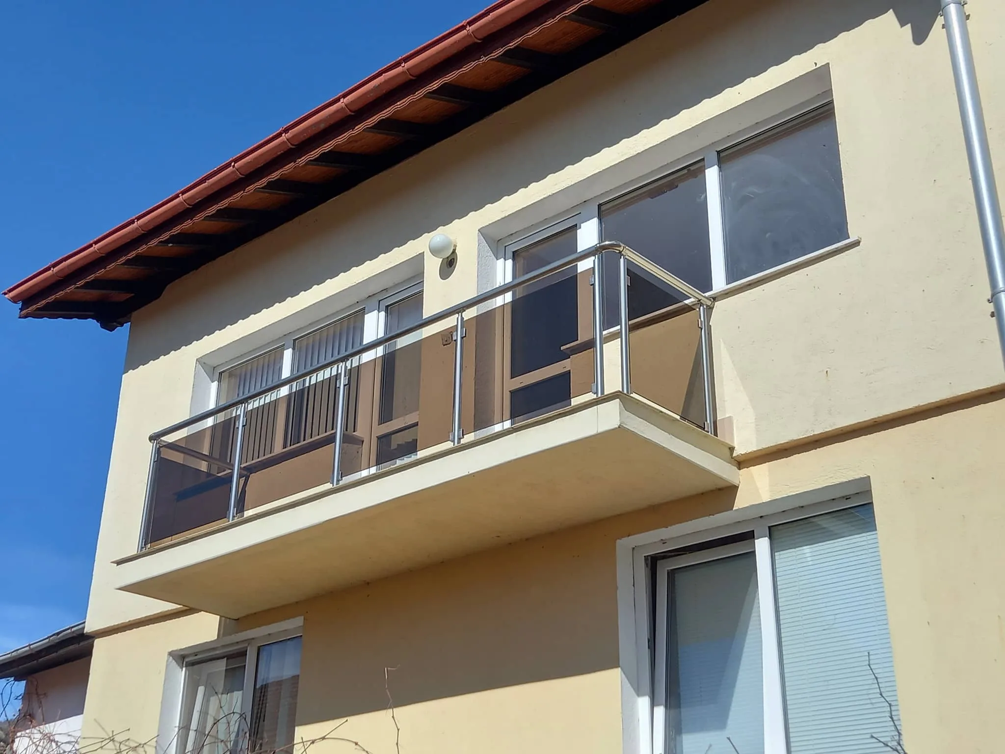 Парапет със стъкло по поръчка – изработка и монтаж