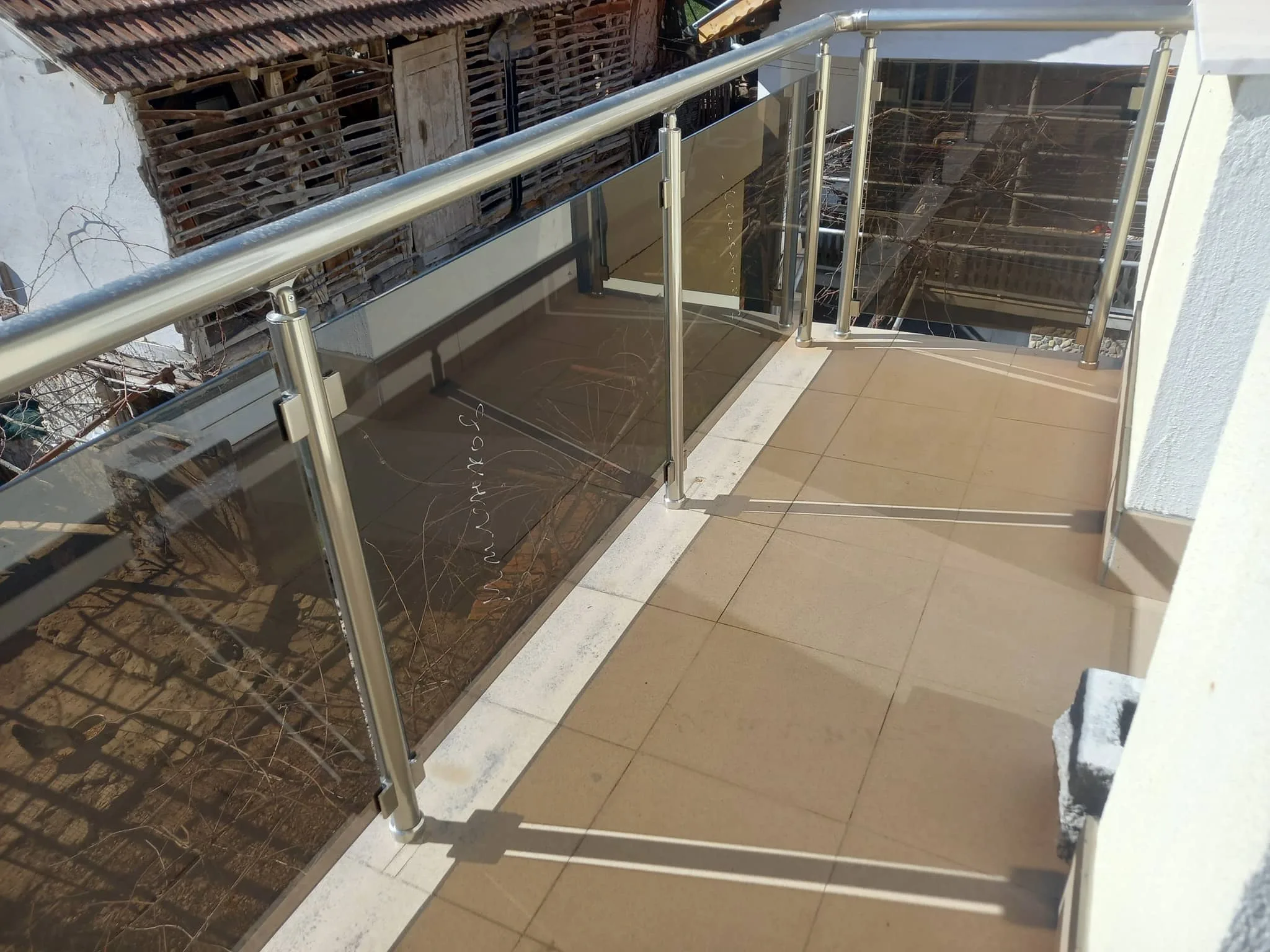 Парапет със стъкло по поръчка – изработка и монтаж