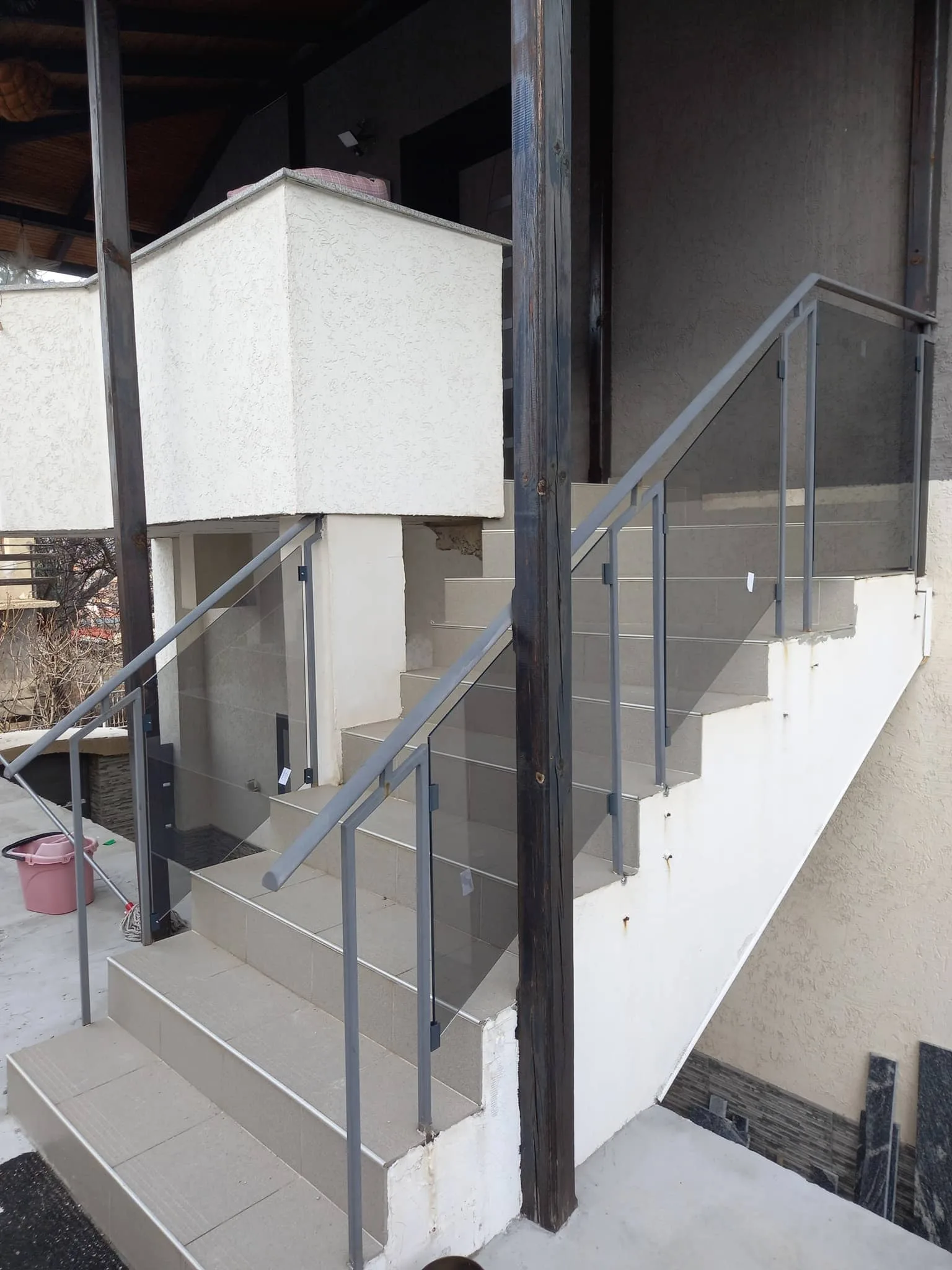 Парапет със стъкло по поръчка – изработка и монтаж