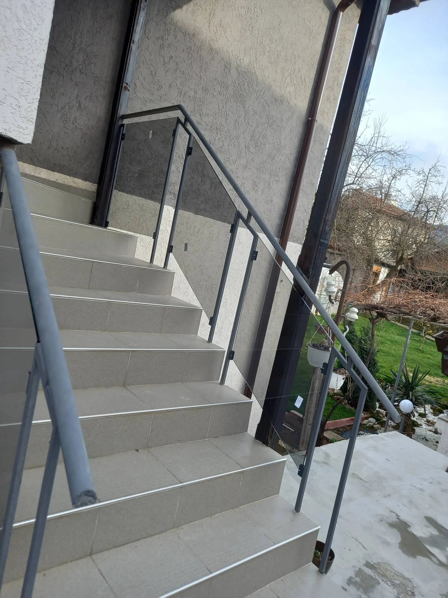 Парапет със стъкло по поръчка – изработка и монтаж