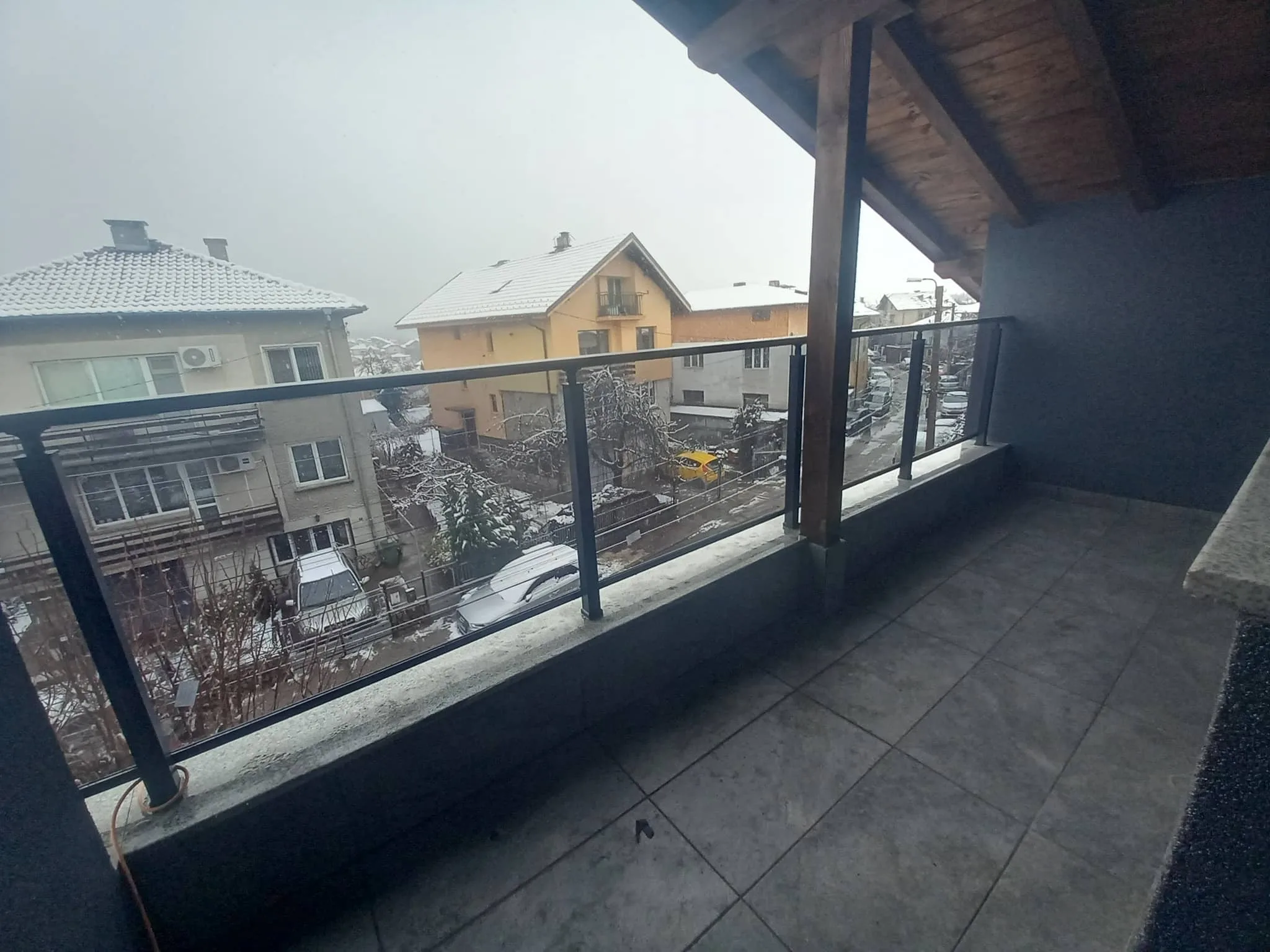 Парапет със стъкло по поръчка – изработка и монтаж