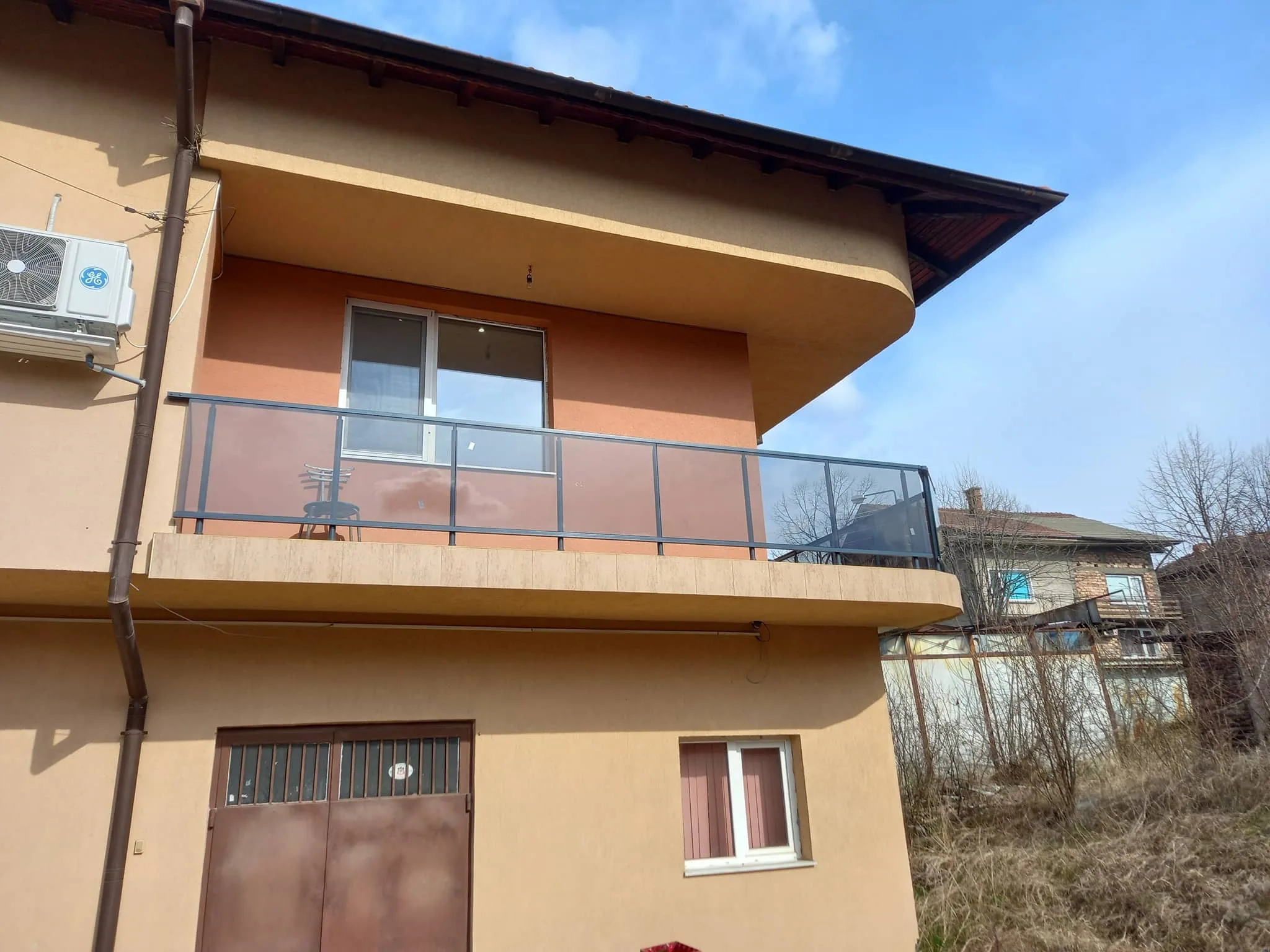 Парапет със стъкло по поръчка – изработка и монтаж