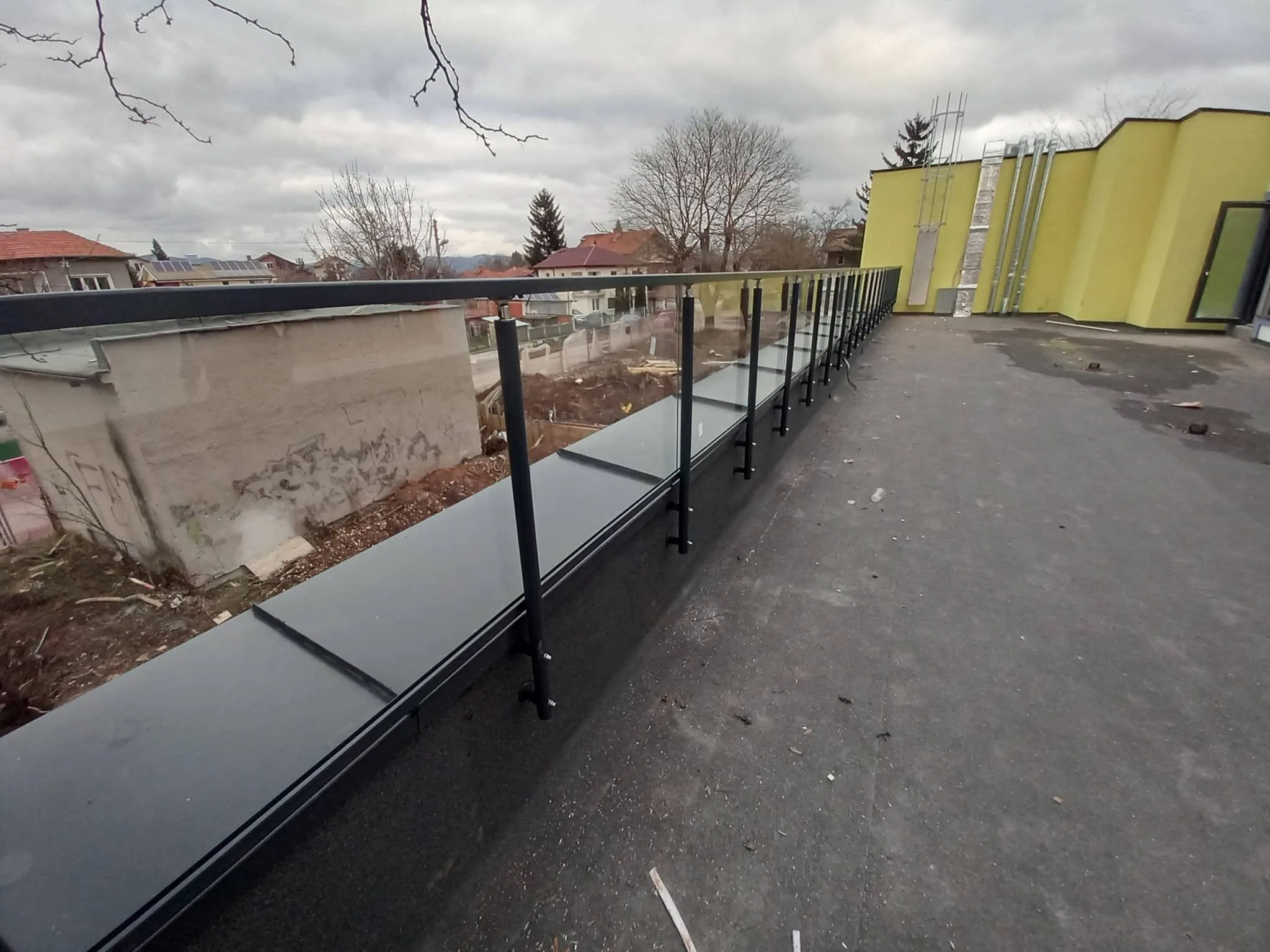 Парапет със стъкло по поръчка – изработка и монтаж