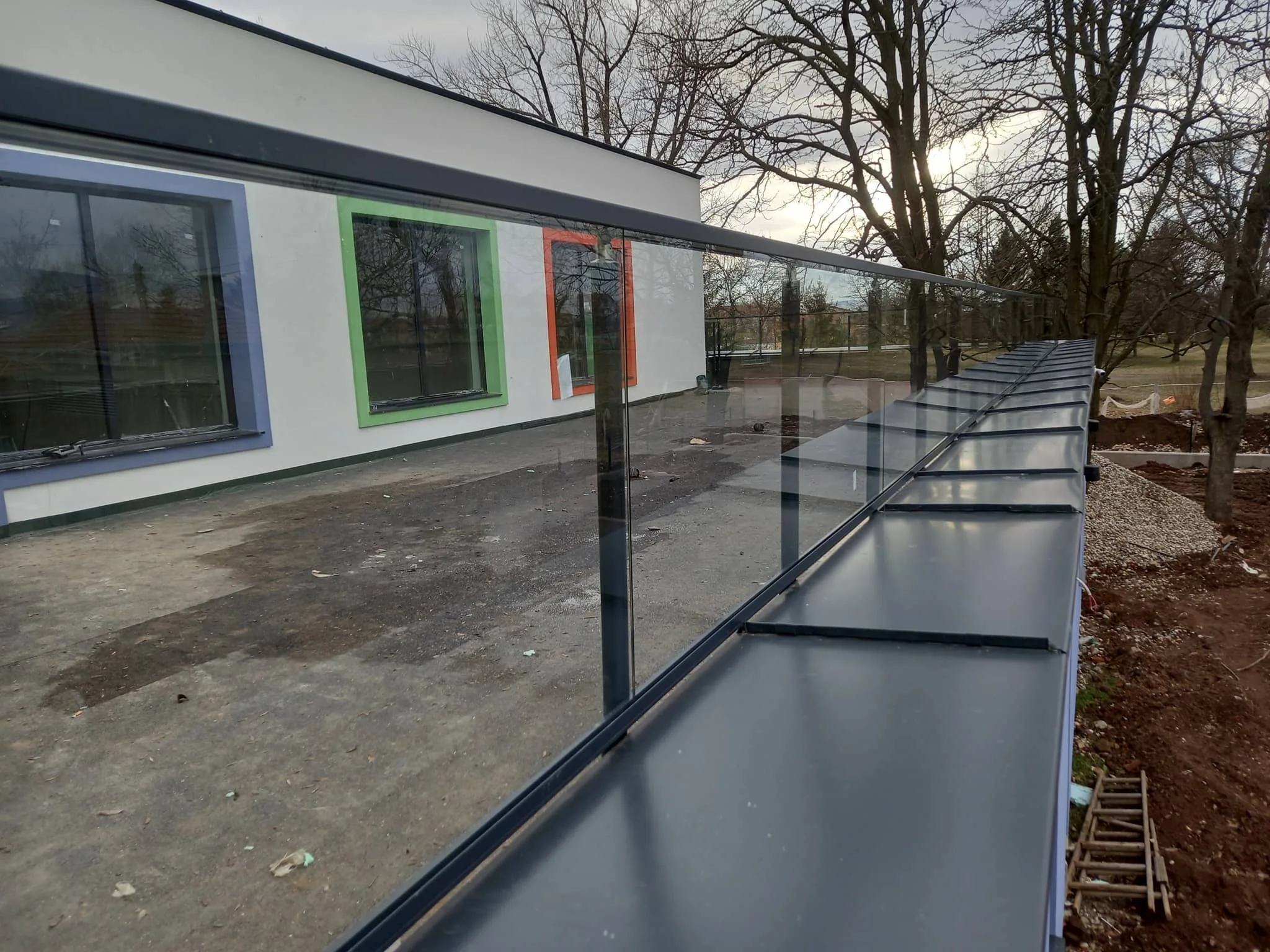 Парапет със стъкло по поръчка – изработка и монтаж