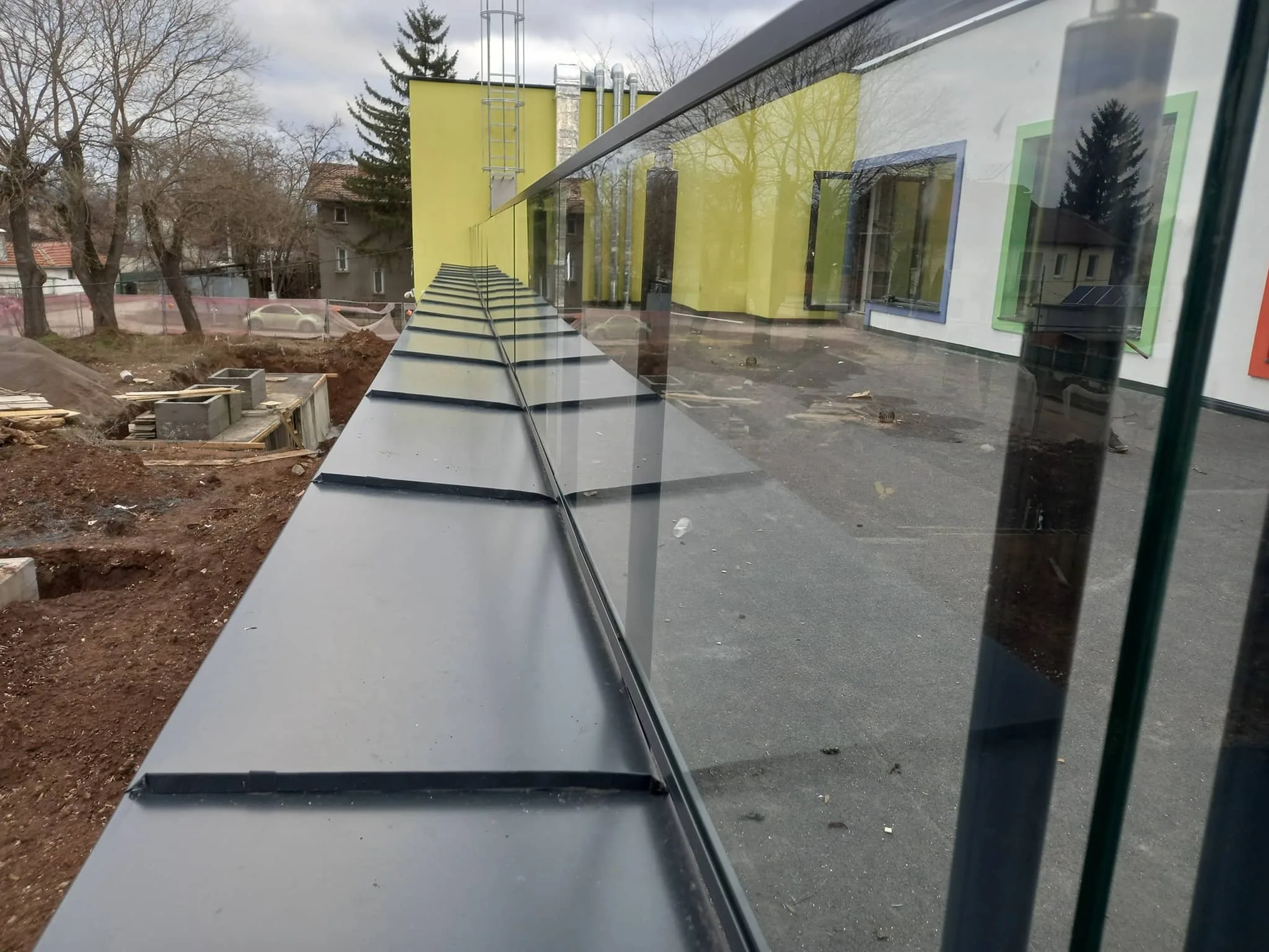 Парапет със стъкло по поръчка – изработка и монтаж