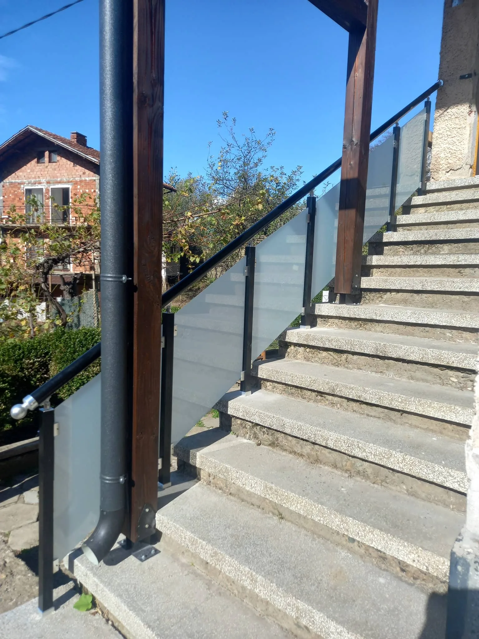 Парапет със стъкло по поръчка – изработка и монтаж