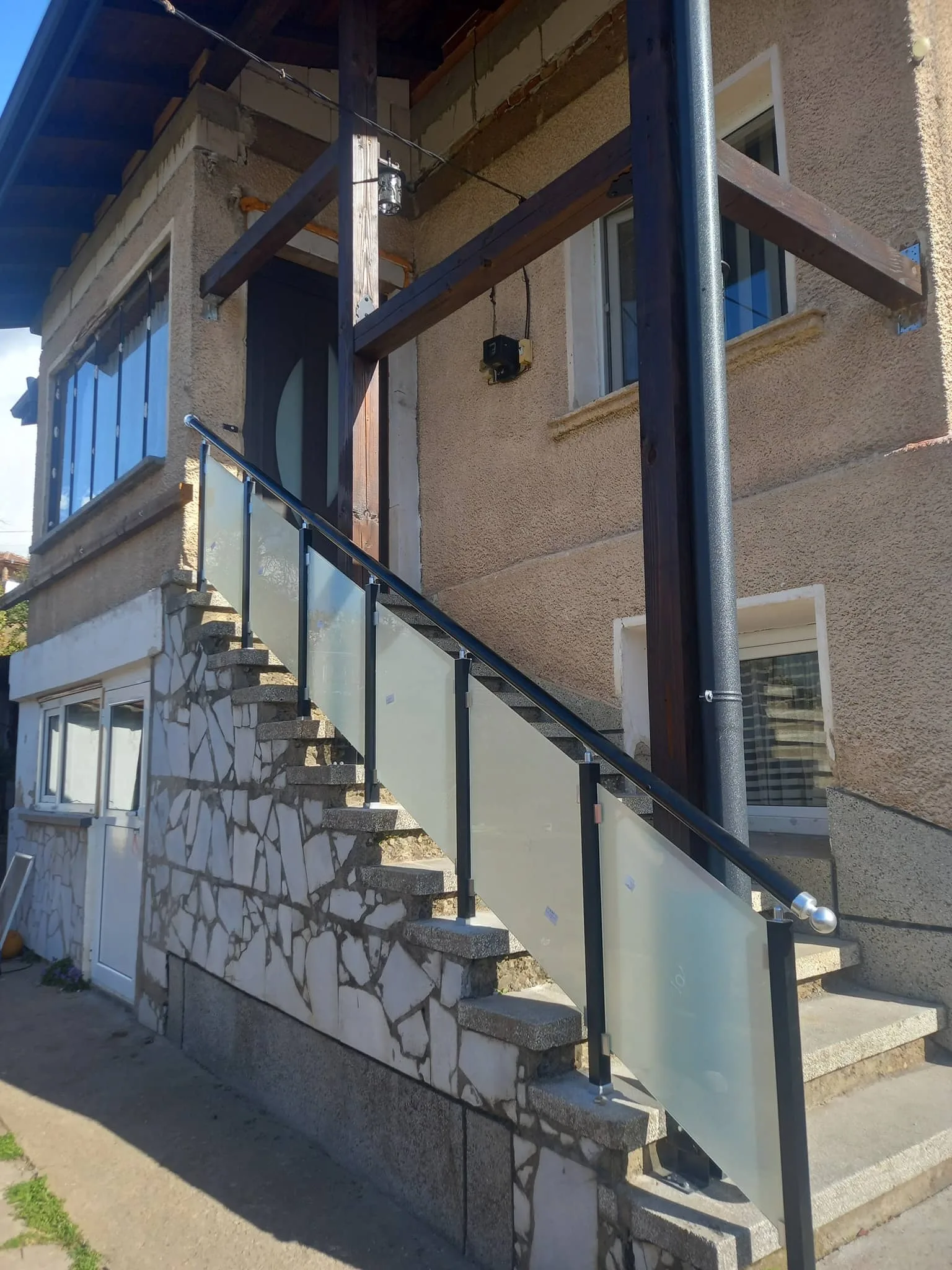 Парапет със стъкло по поръчка – изработка и монтаж