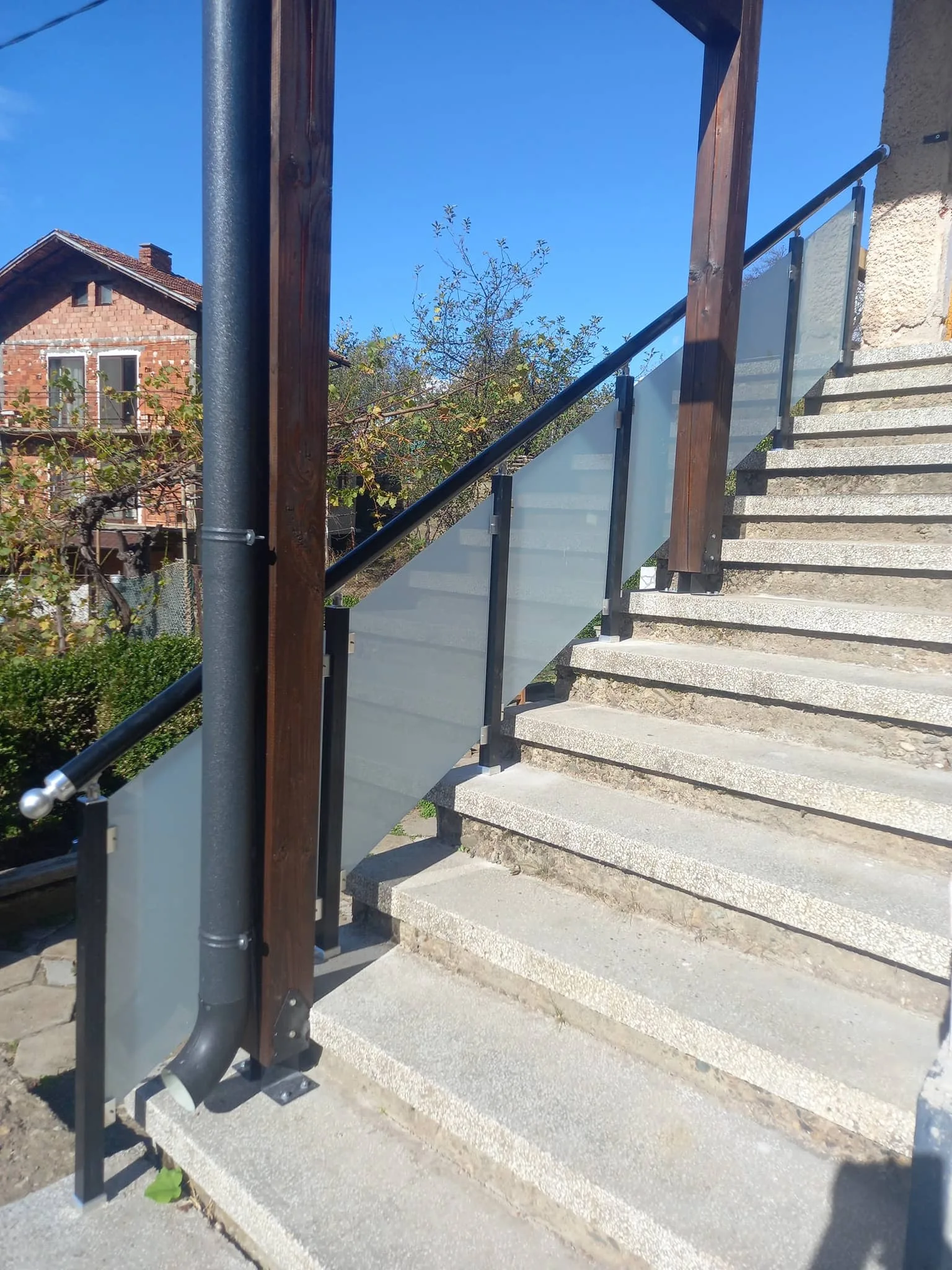 Парапет със стъкло по поръчка – изработка и монтаж