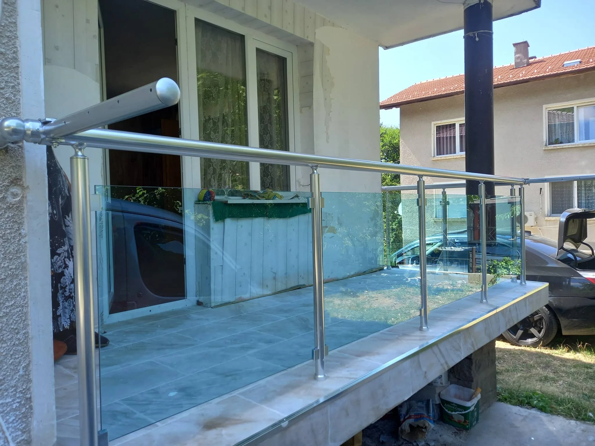 Парапет със стъкло по поръчка – изработка и монтаж