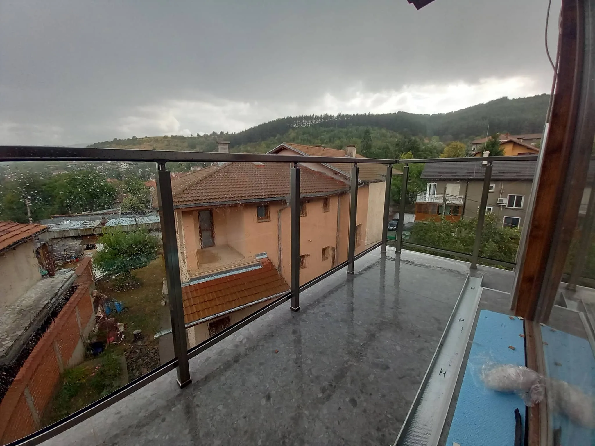 Парапет със стъкло по поръчка – изработка и монтаж