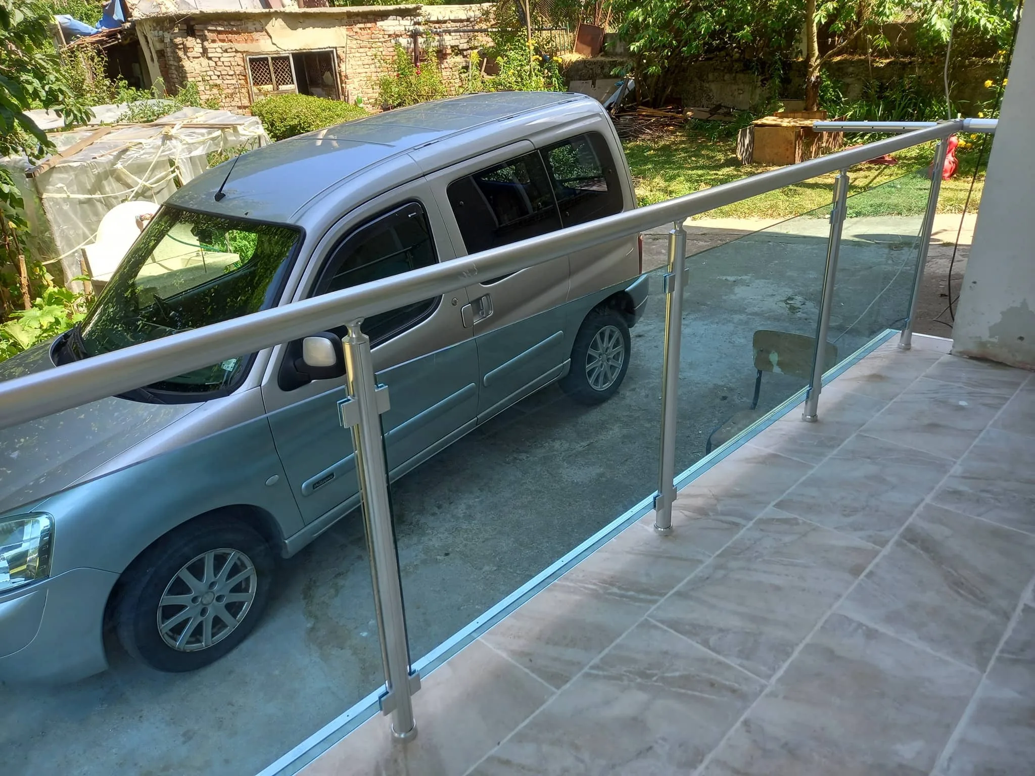 Парапет със стъкло по поръчка – изработка и монтаж