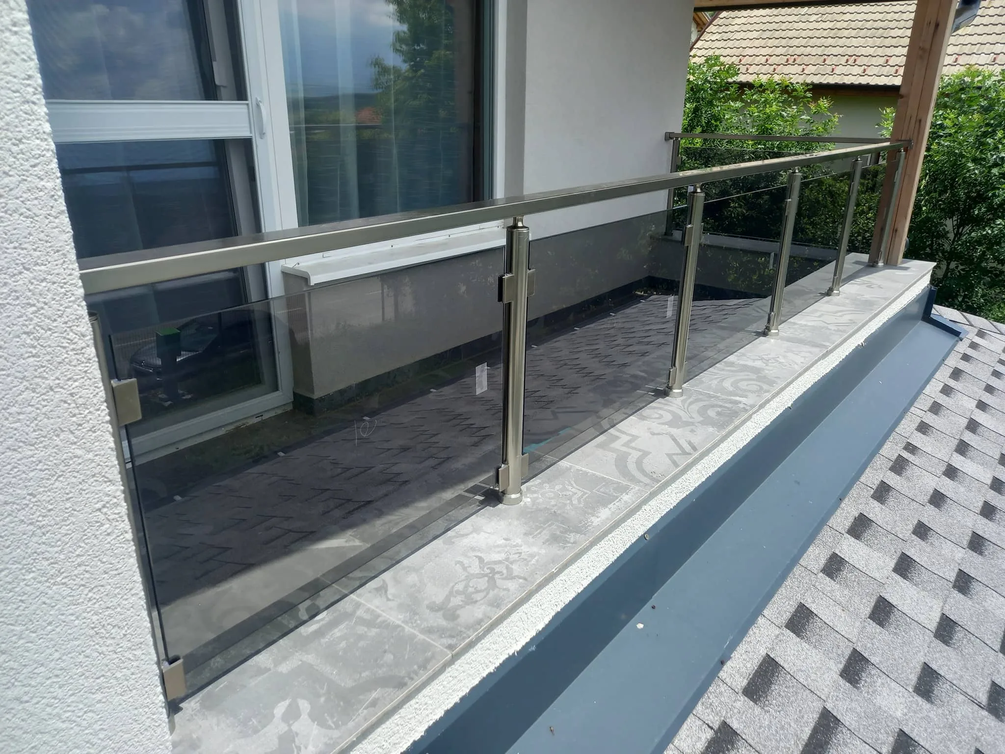 Парапет със стъкло по поръчка – изработка и монтаж