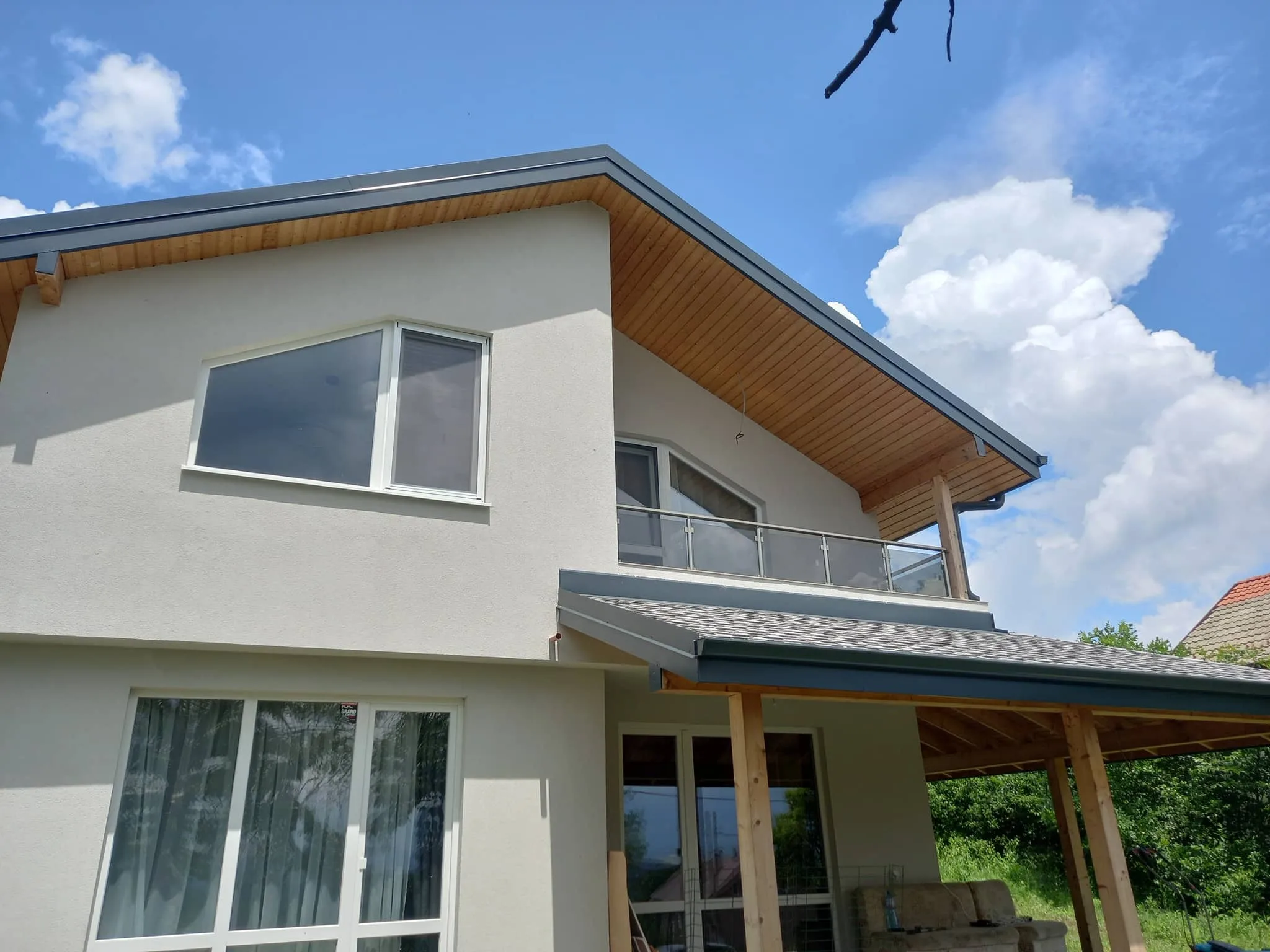 Парапет със стъкло по поръчка – изработка и монтаж