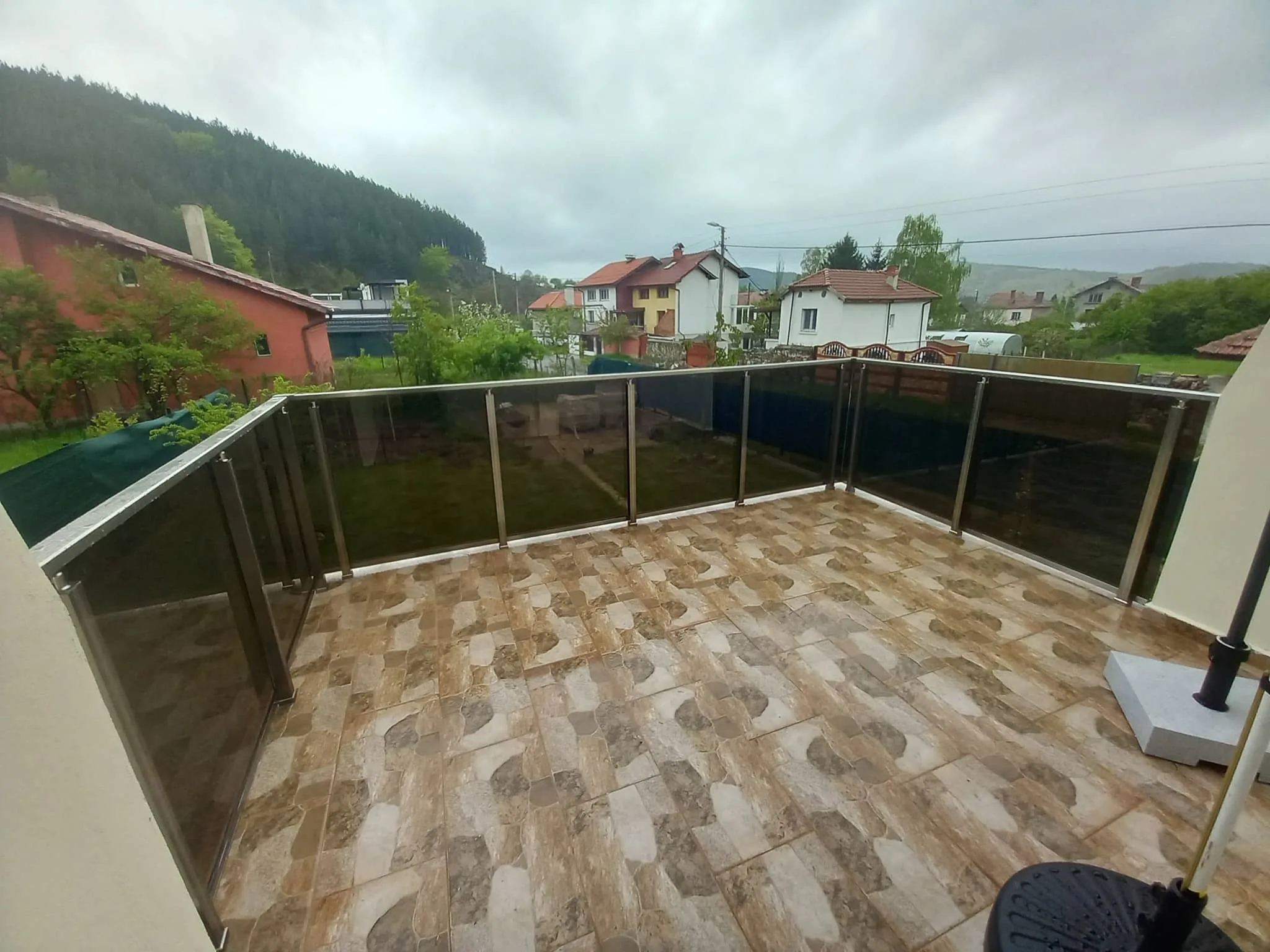 Парапет със стъкло по поръчка – изработка и монтаж