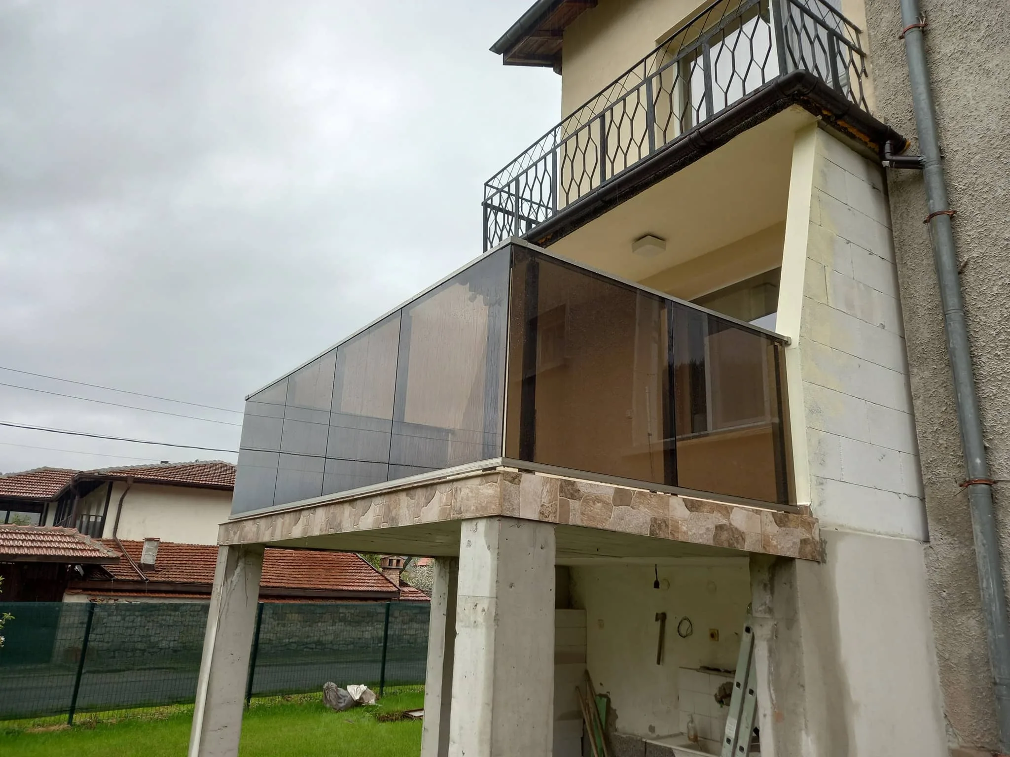 Парапет със стъкло по поръчка – изработка и монтаж