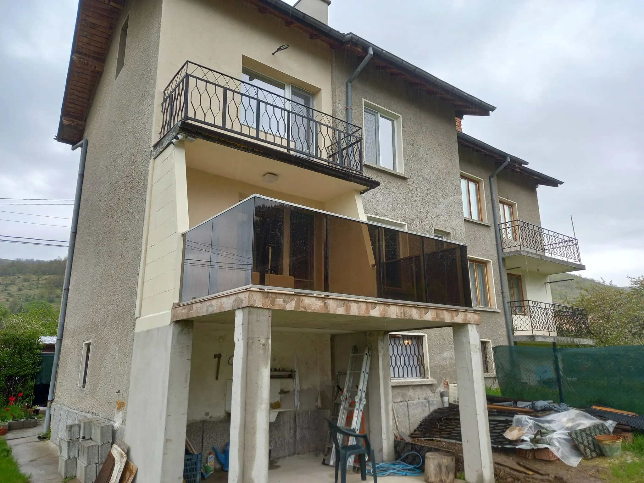 Парапет със стъкло по поръчка – изработка и монтаж