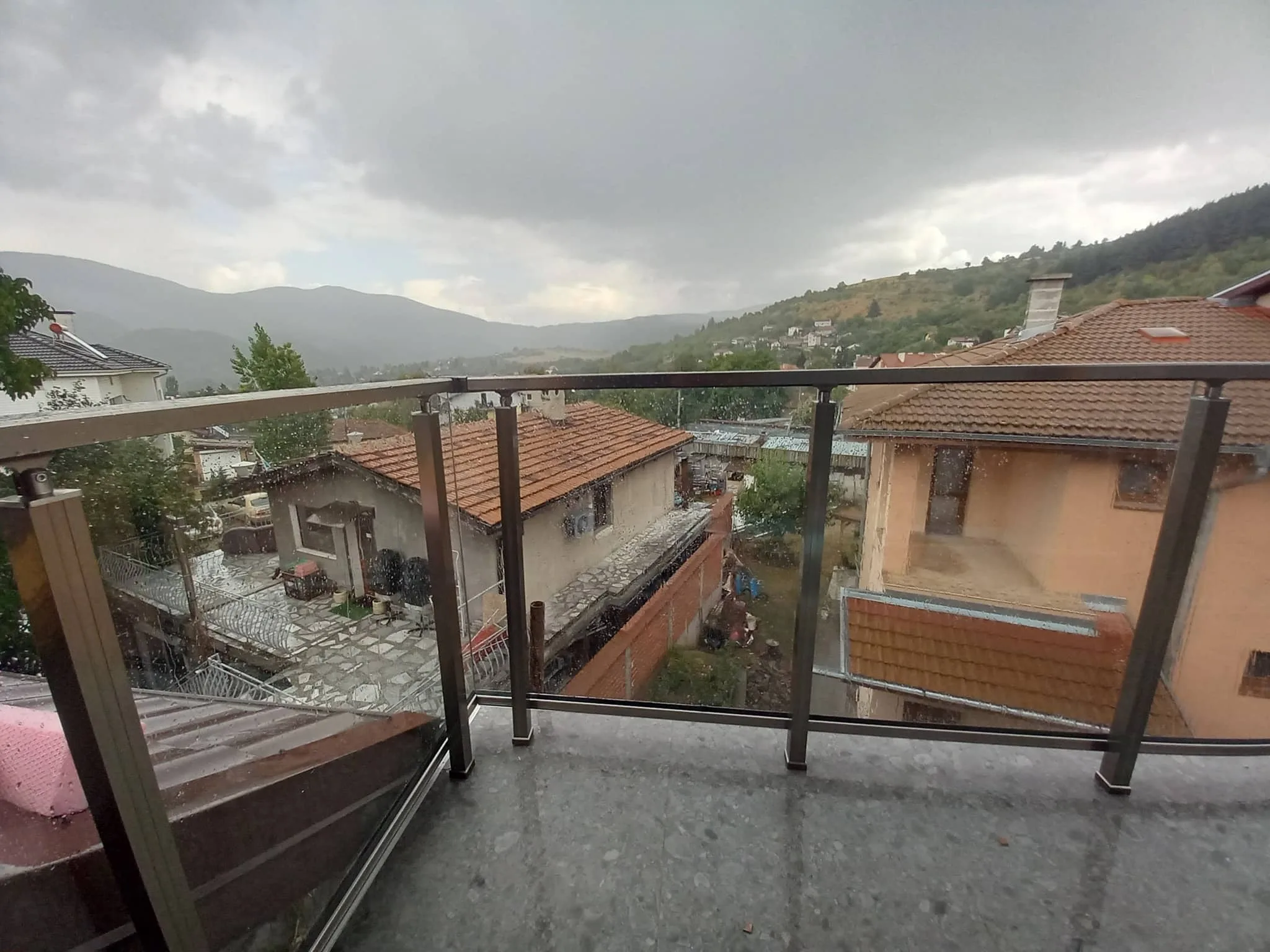 Парапет със стъкло по поръчка – изработка и монтаж