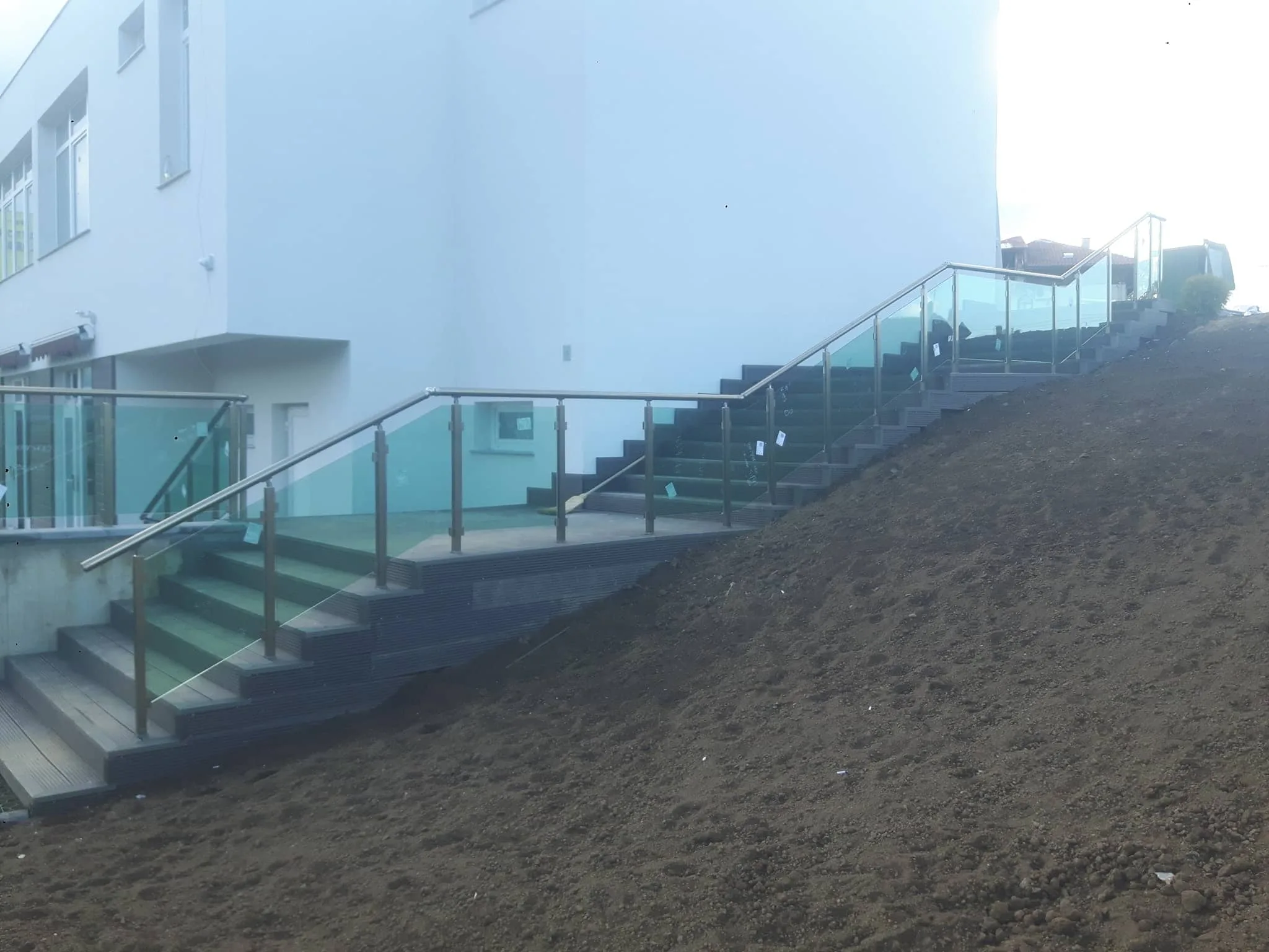 Парапет със стъкло по поръчка – изработка и монтаж