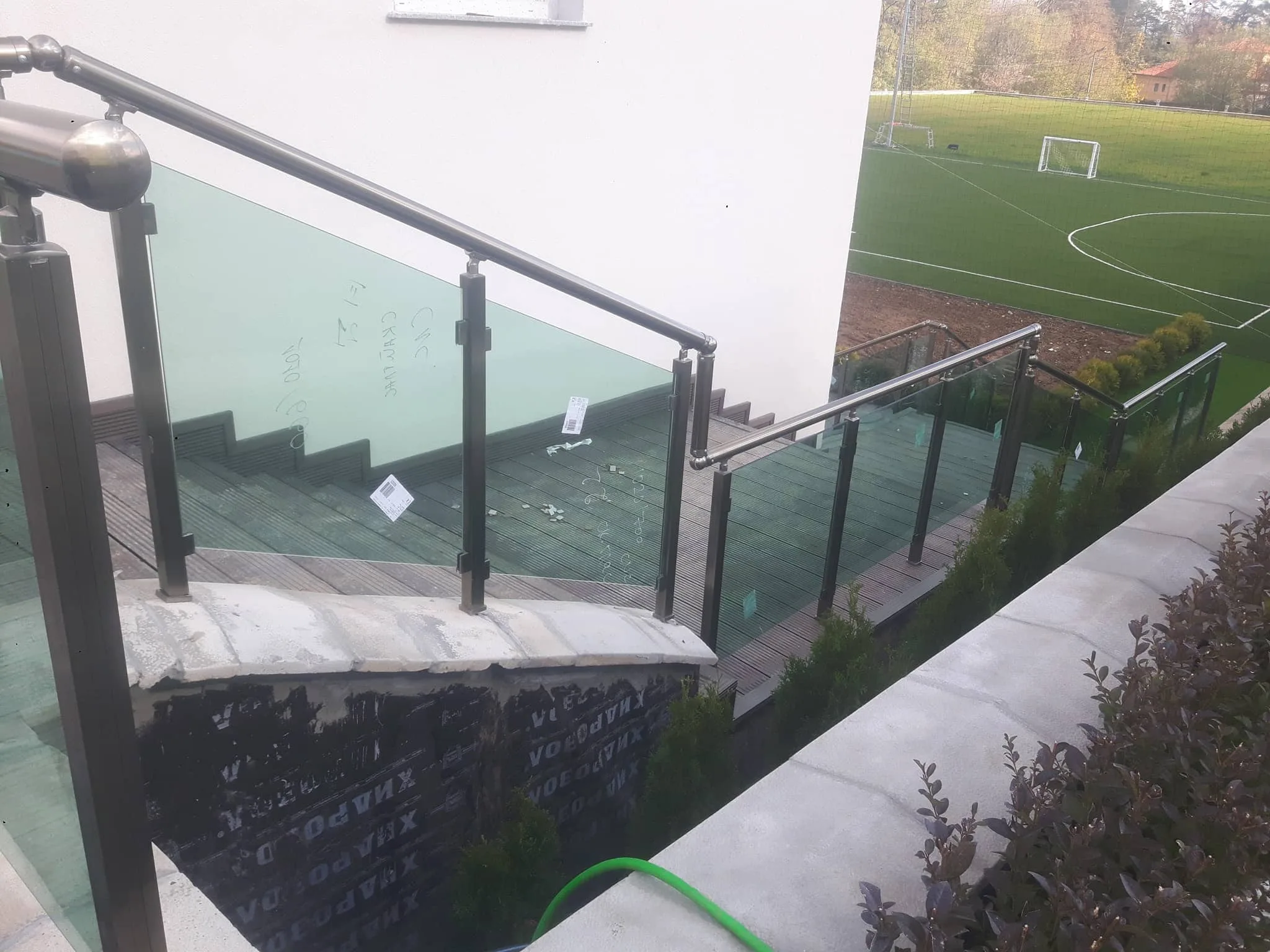 Парапет със стъкло по поръчка – изработка и монтаж