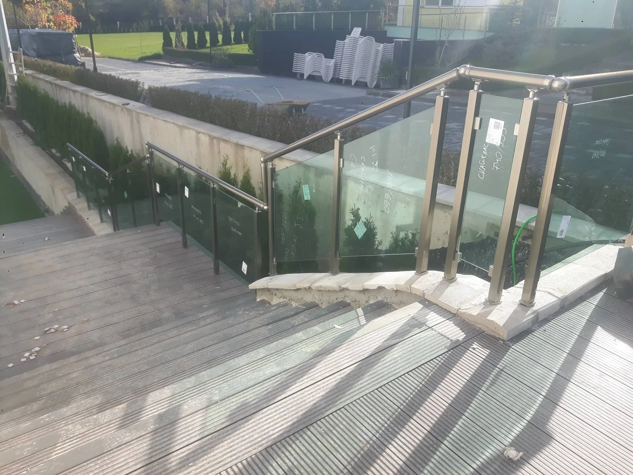 Парапет със стъкло по поръчка – изработка и монтаж