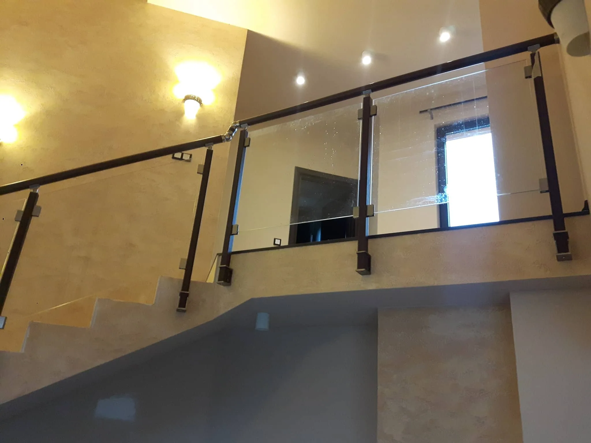 Парапет със стъкло по поръчка – изработка и монтаж