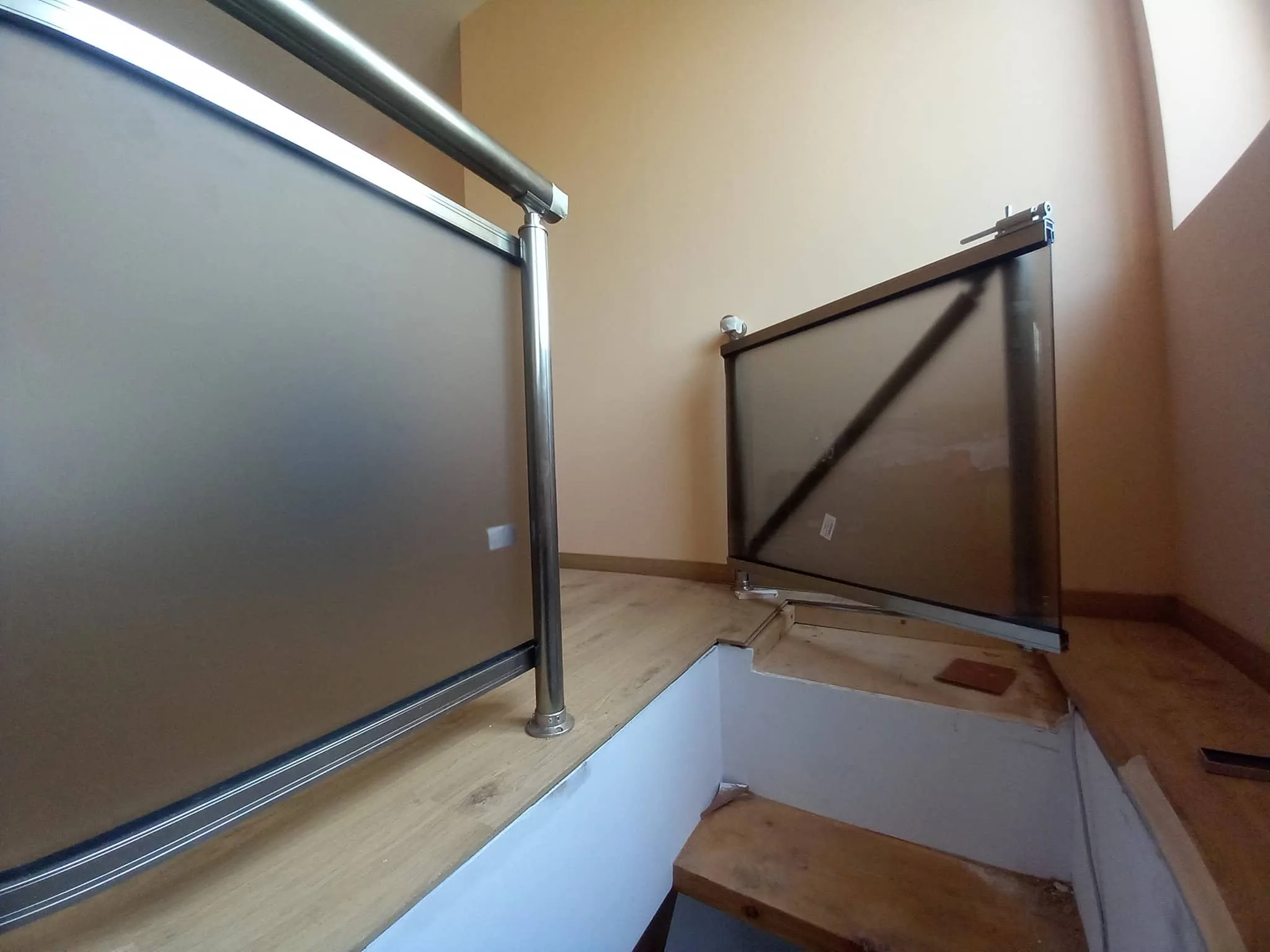 Парапет със стъкло по поръчка – изработка и монтаж