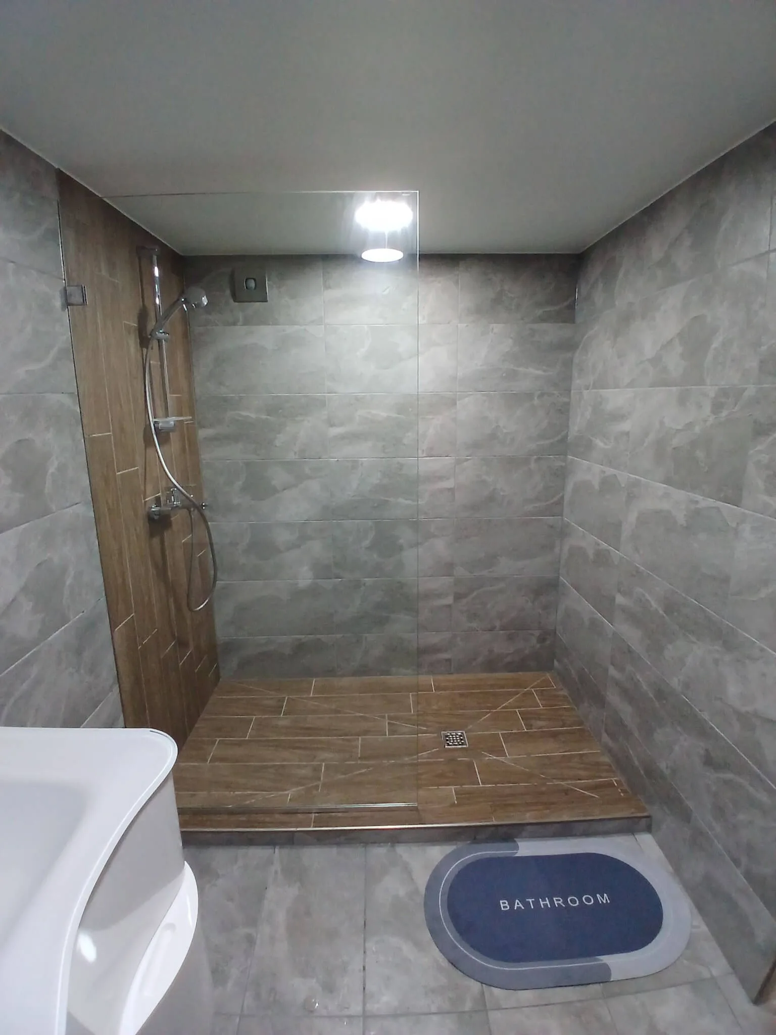 Ъглов душ параван по поръчка – Milenkovi 2018