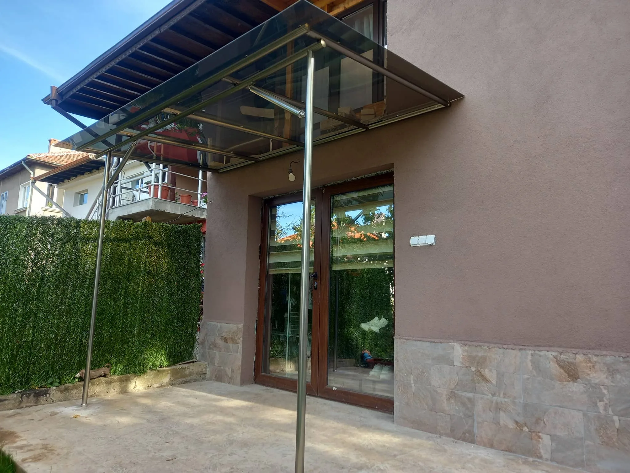 Дървен или стъклен навес по поръчка – изработка и монтаж