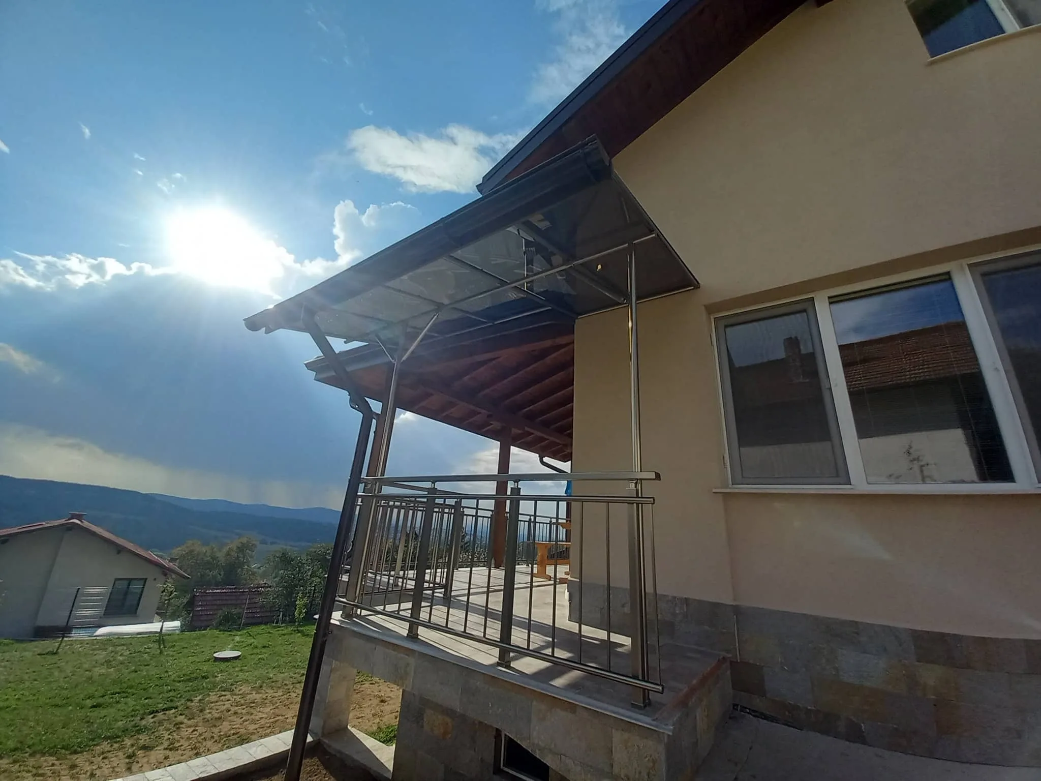 Дървен или стъклен навес по поръчка – изработка и монтаж