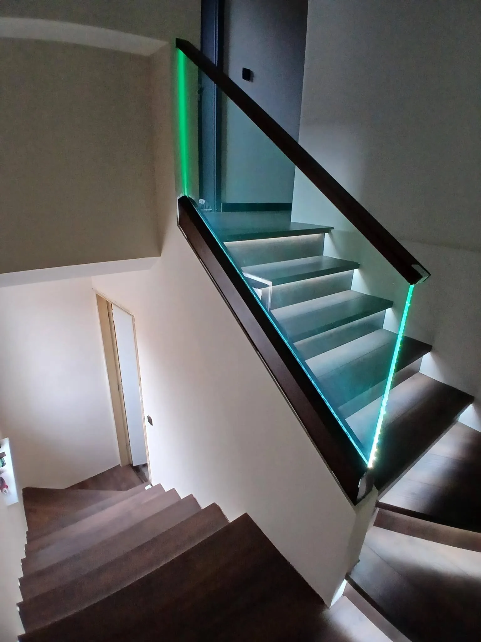 Самоносещ стъклен парапет – Milenkovi 2018