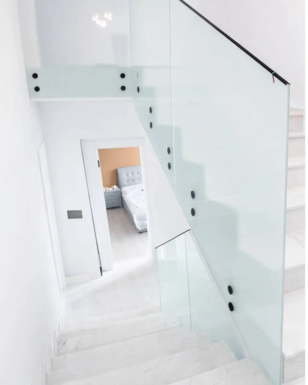 Самоносещ стъклен парапет – Milenkovi 2018