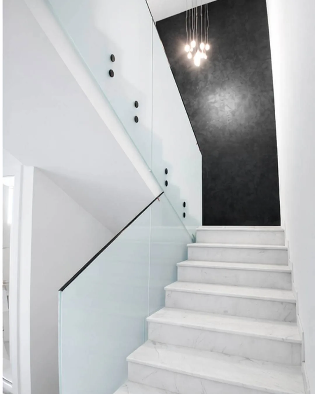 Самоносещ стъклен парапет – Milenkovi 2018