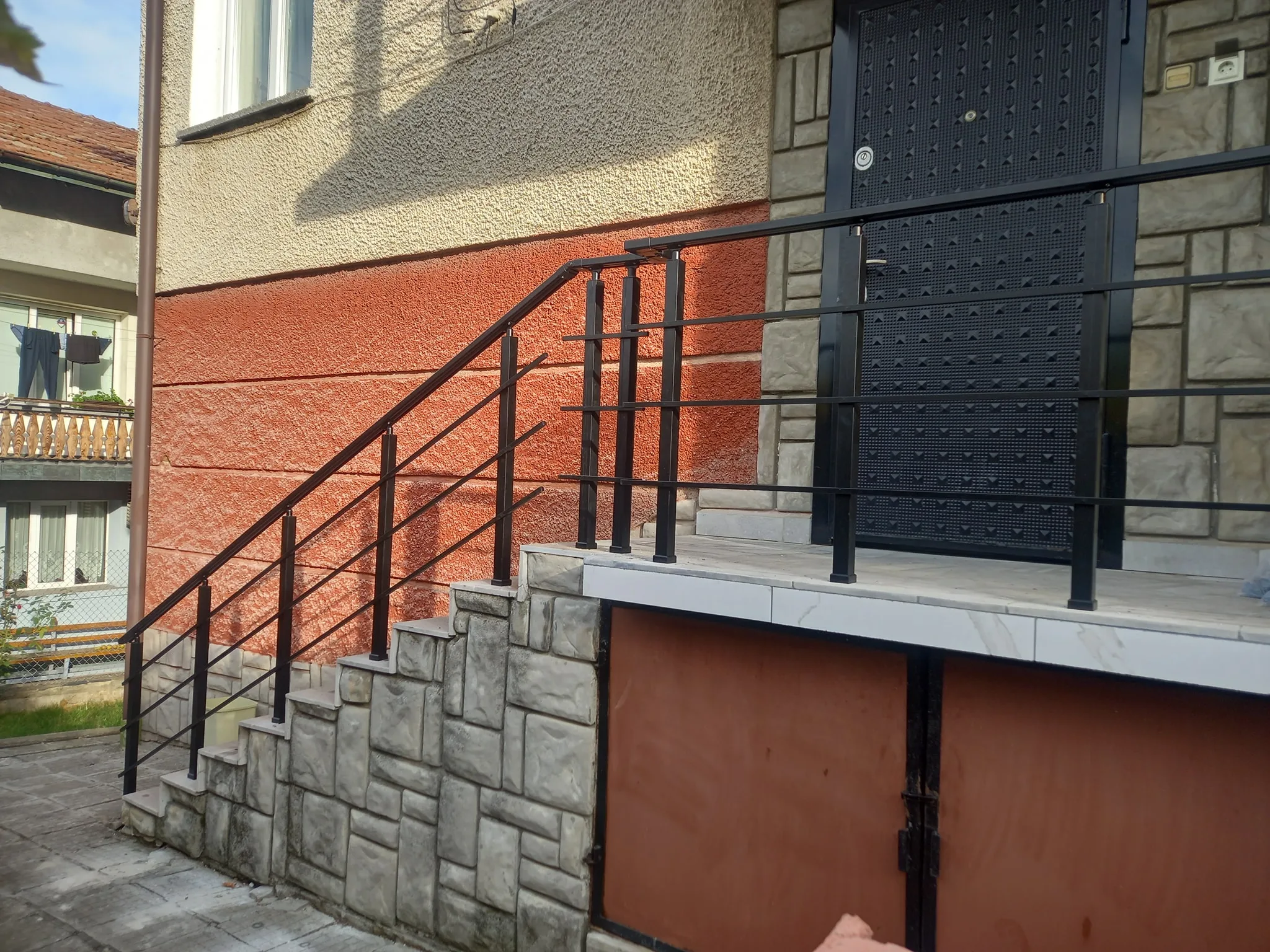 Струнен парапет от алуминий и стомана – изработка и монтаж