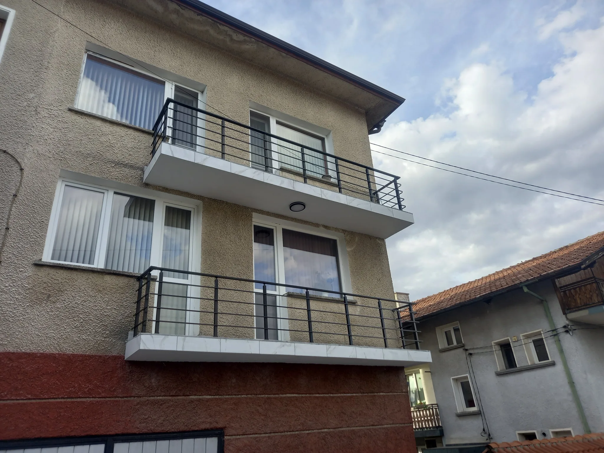 Струнен парапет от алуминий и стомана – изработка и монтаж