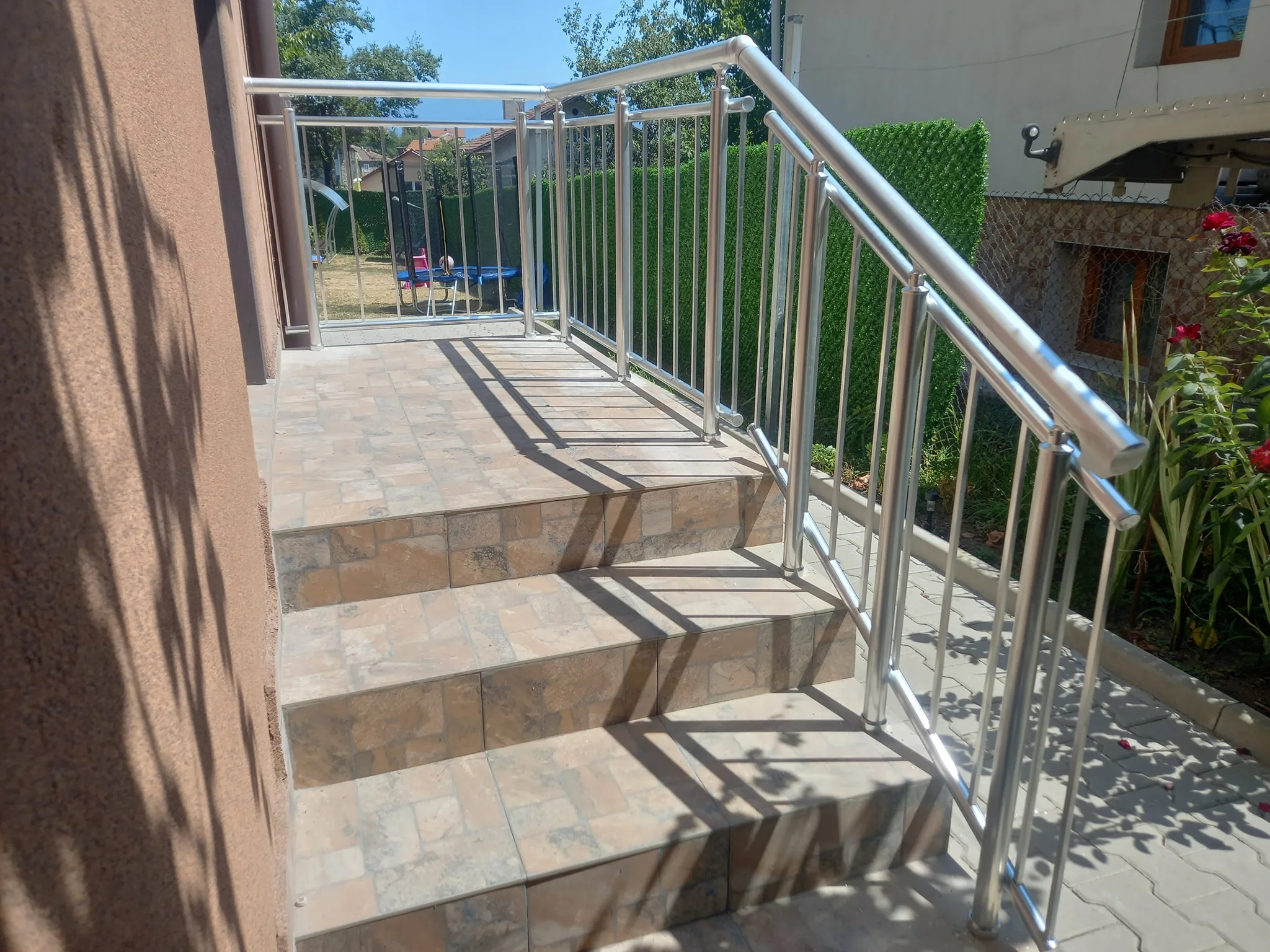 Струнен парапет от алуминий и стомана – изработка и монтаж