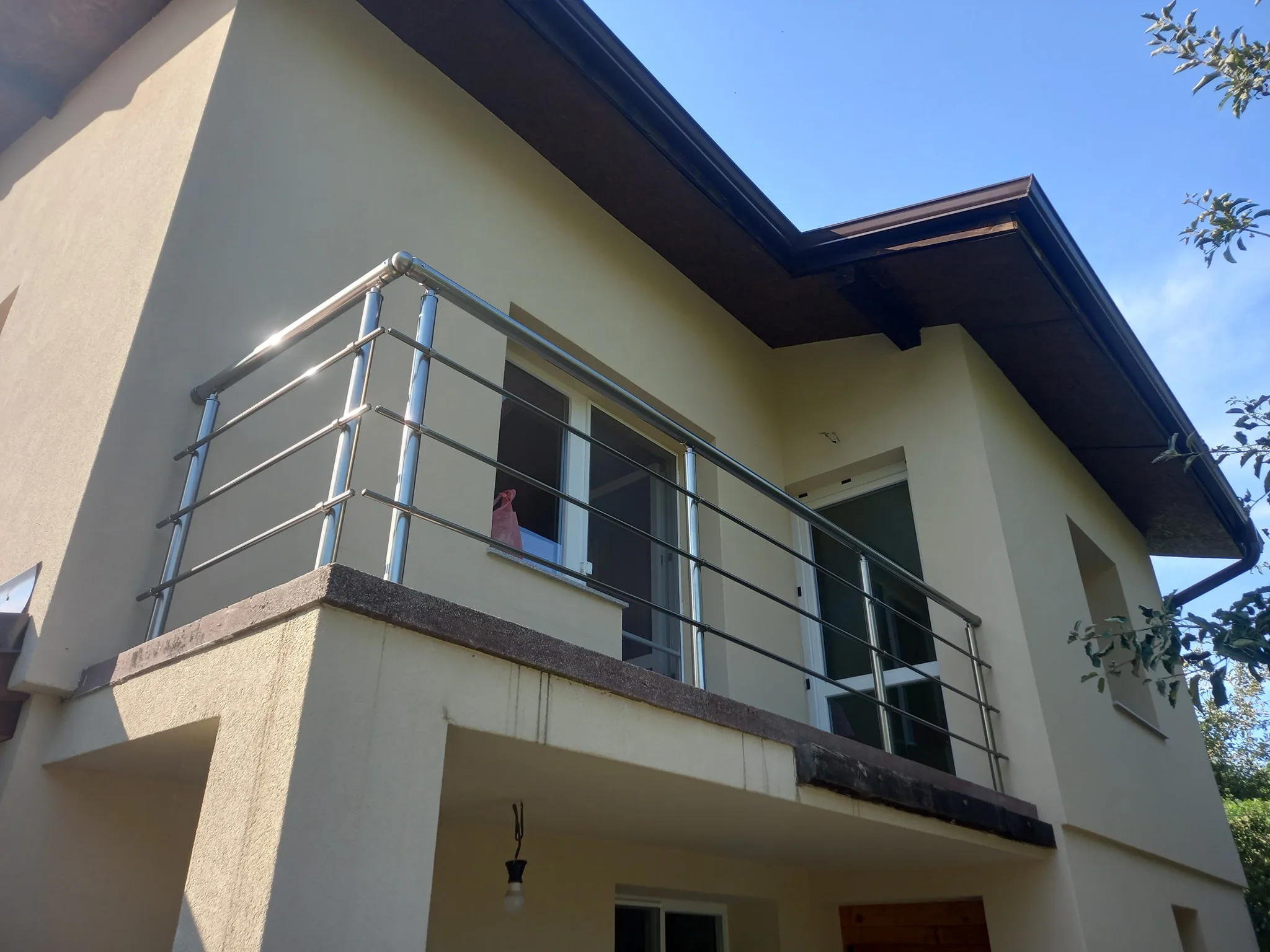 Струнен парапет от алуминий и стомана – изработка и монтаж