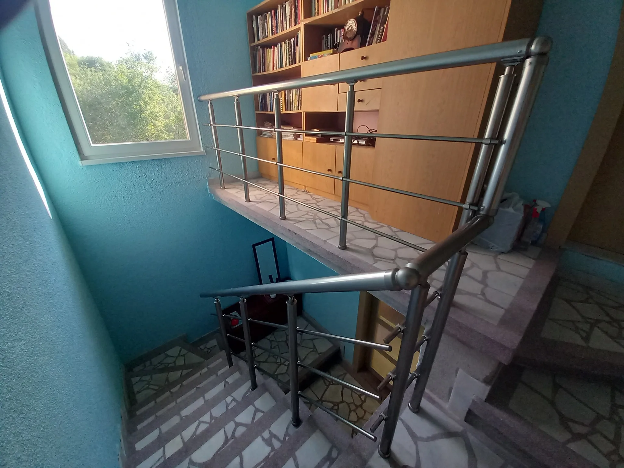 Струнен парапет от алуминий и стомана – изработка и монтаж