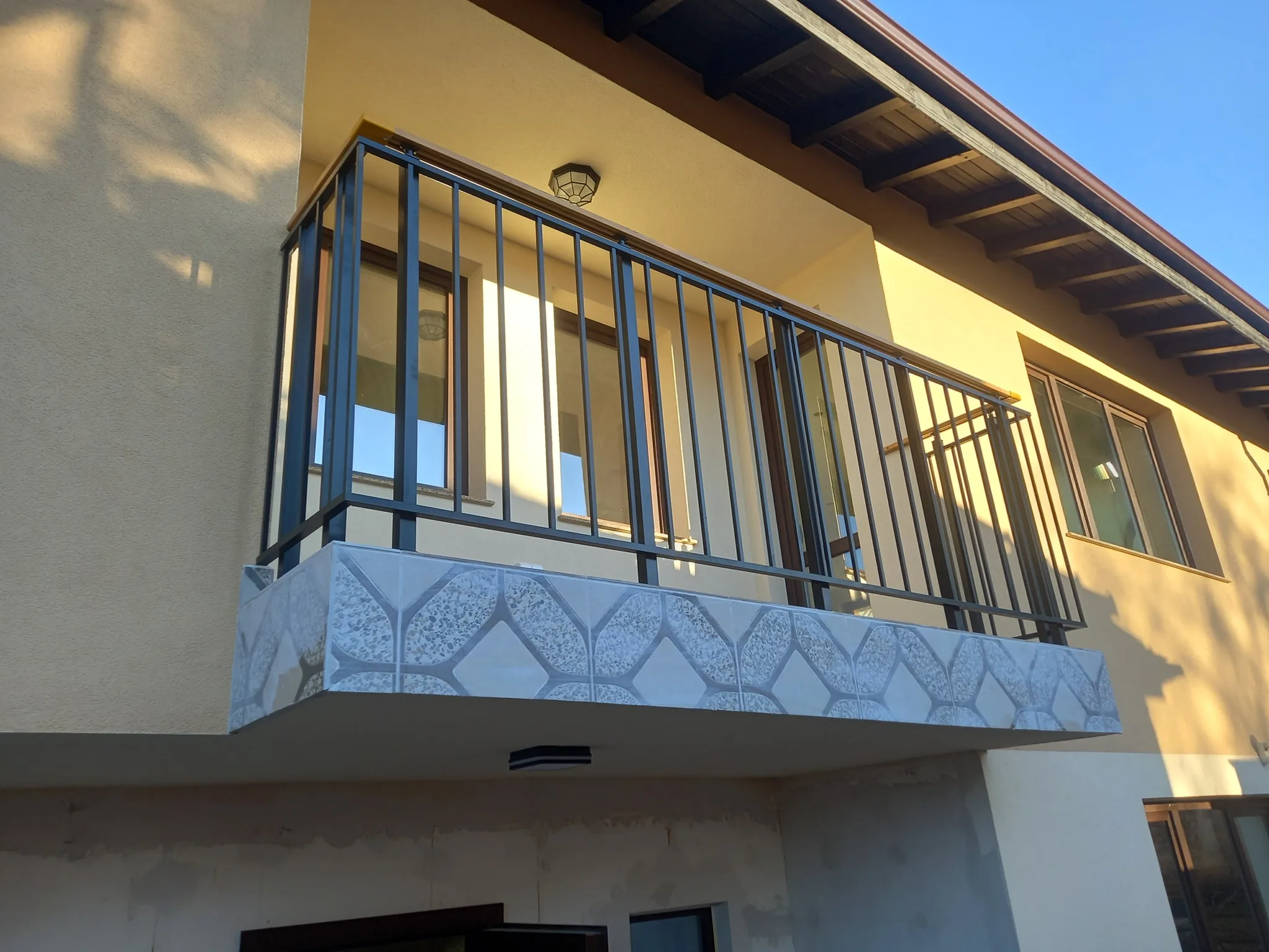 Струнен парапет от алуминий и стомана – изработка и монтаж