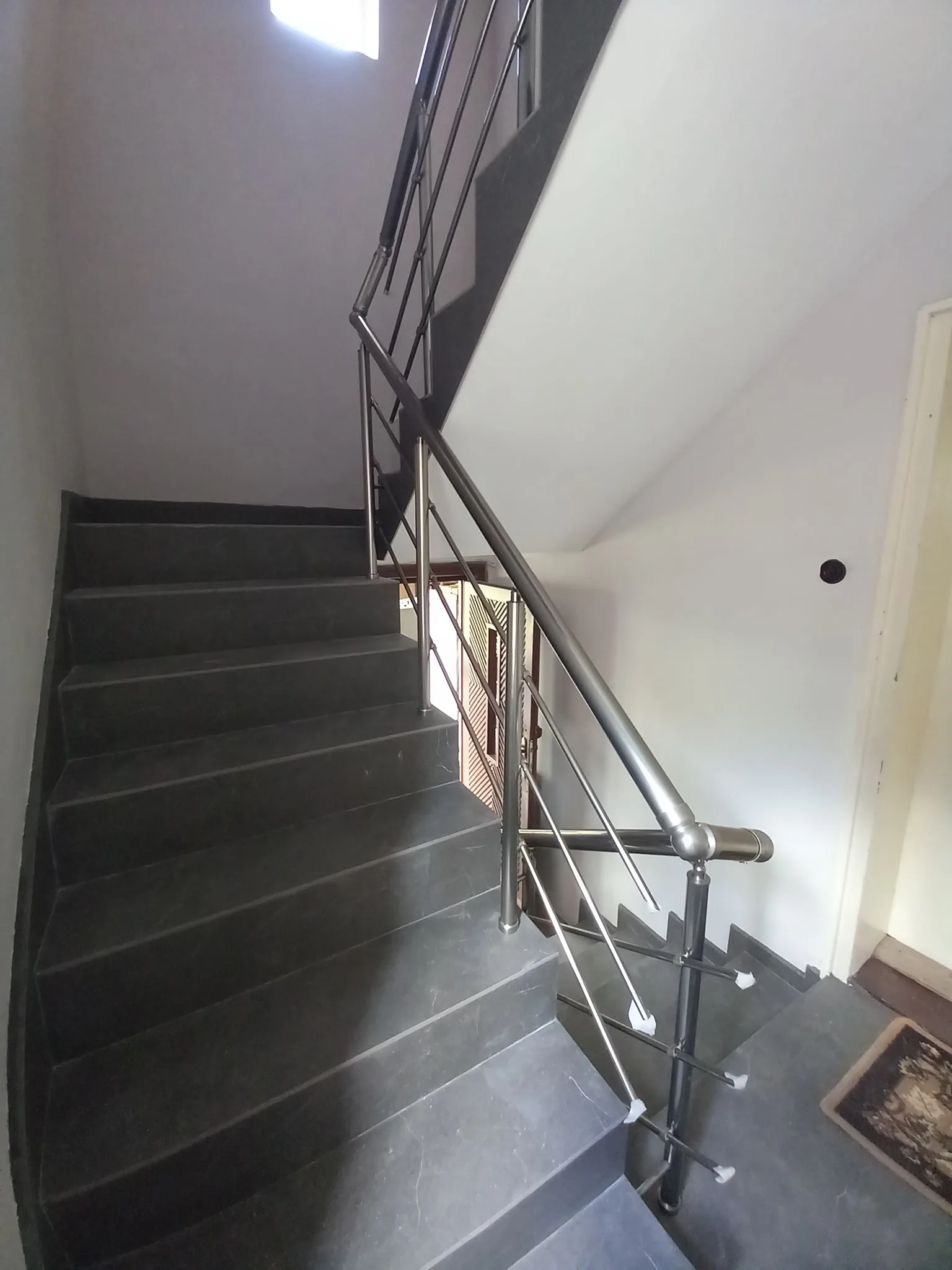 Струнен парапет от алуминий и стомана – изработка и монтаж