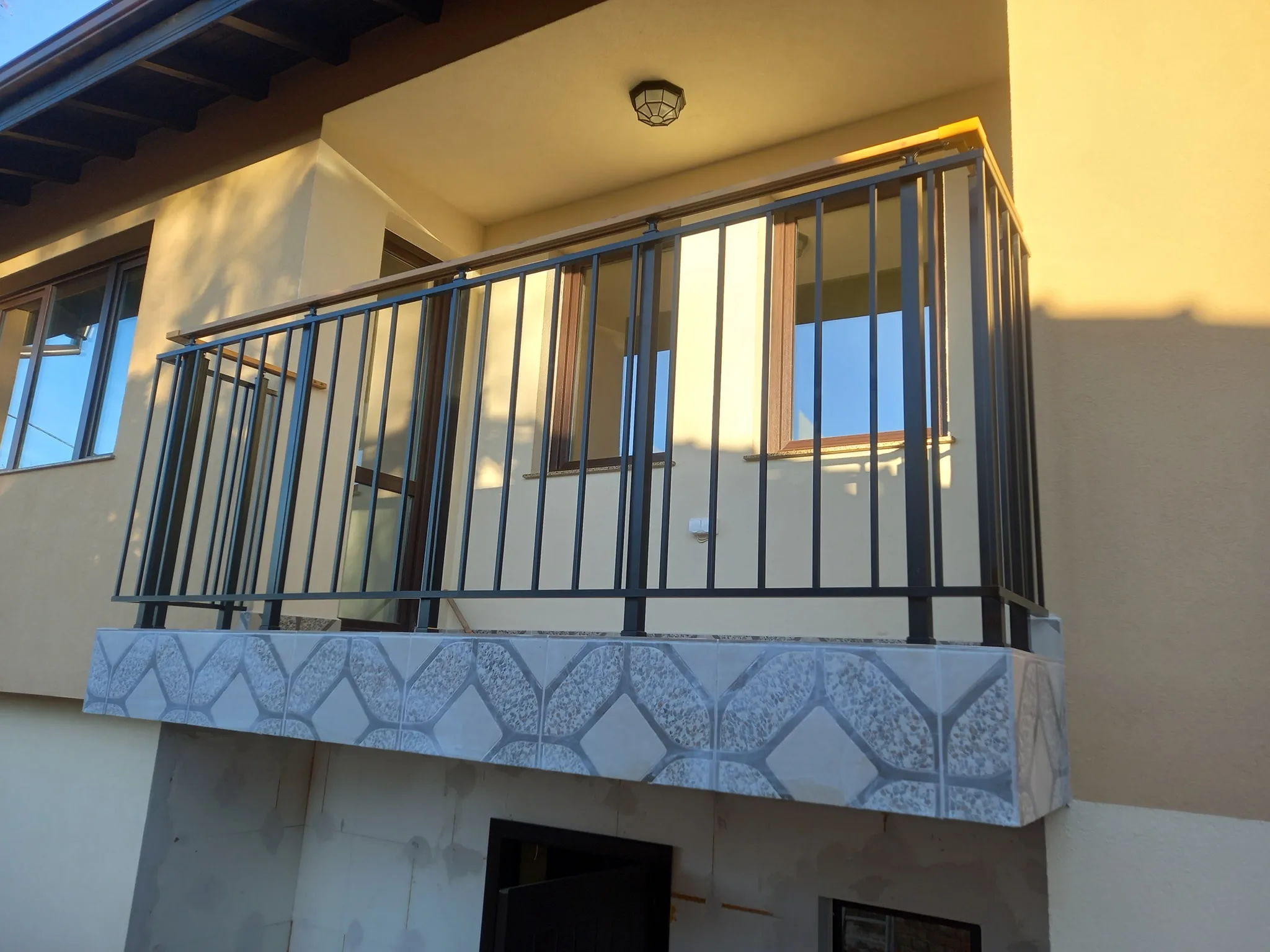 Струнен парапет от алуминий и стомана – изработка и монтаж