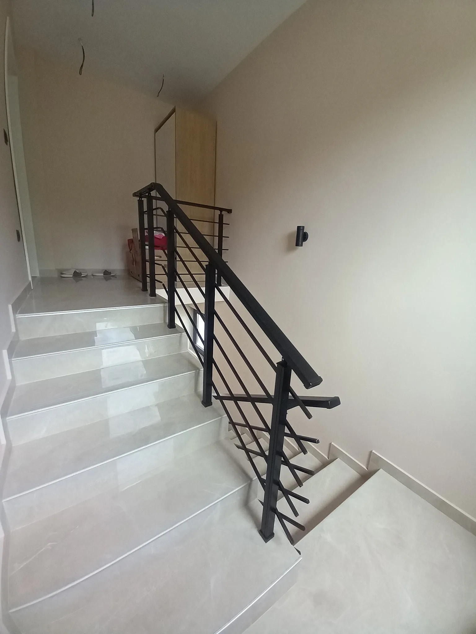 Струнен парапет от алуминий и стомана – изработка и монтаж