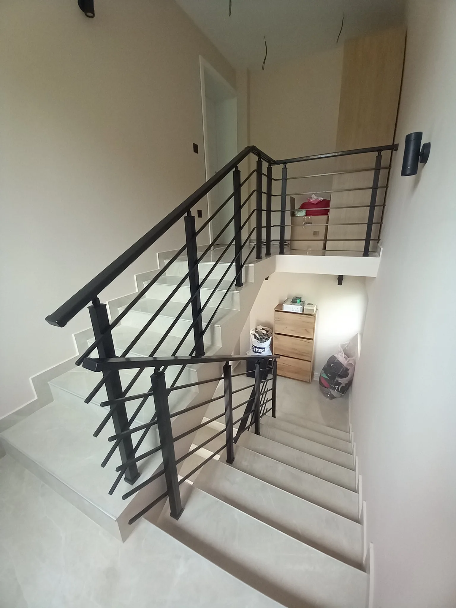 Струнен парапет от алуминий и стомана – изработка и монтаж