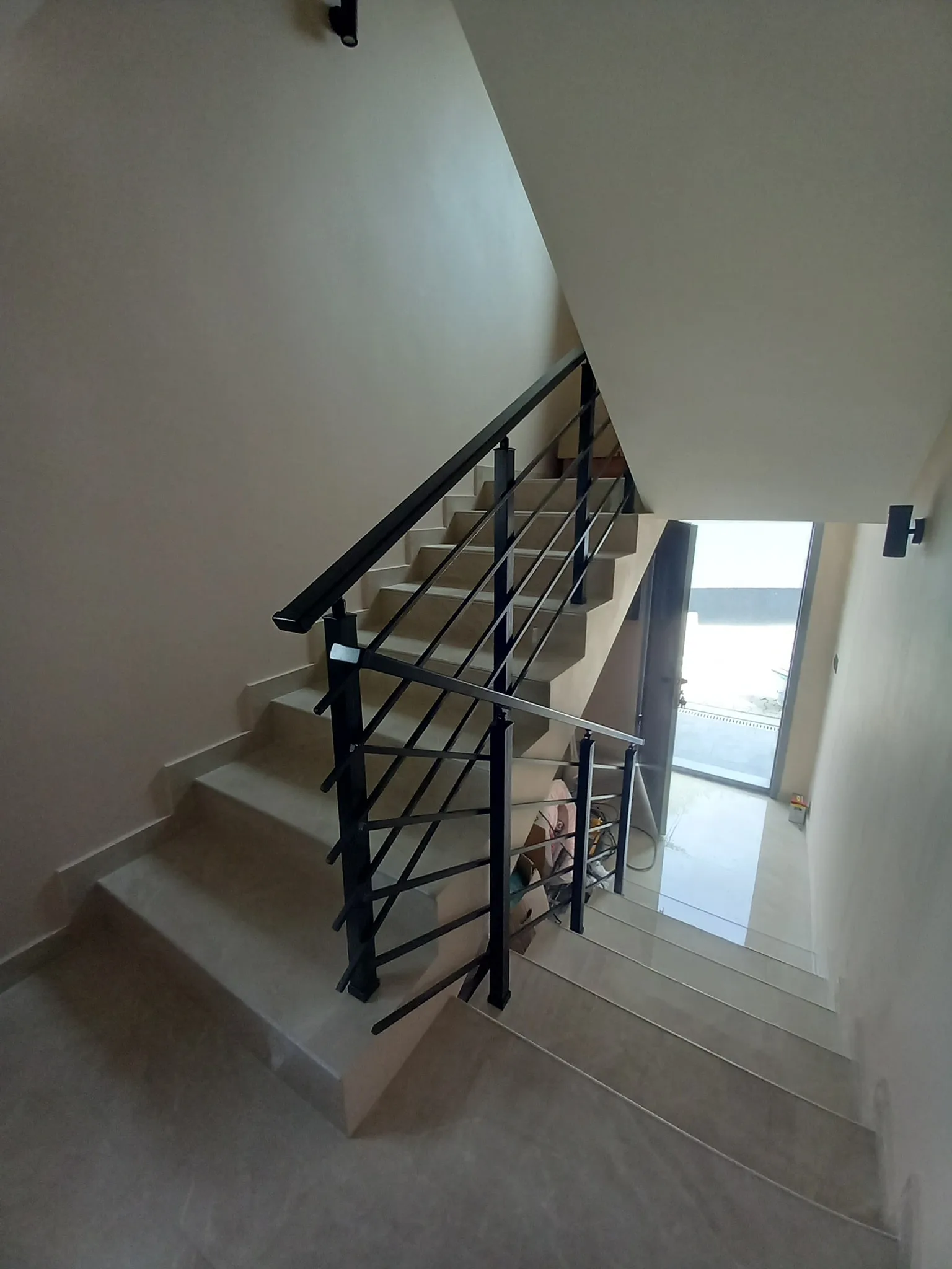 Струнен парапет от алуминий и стомана – изработка и монтаж