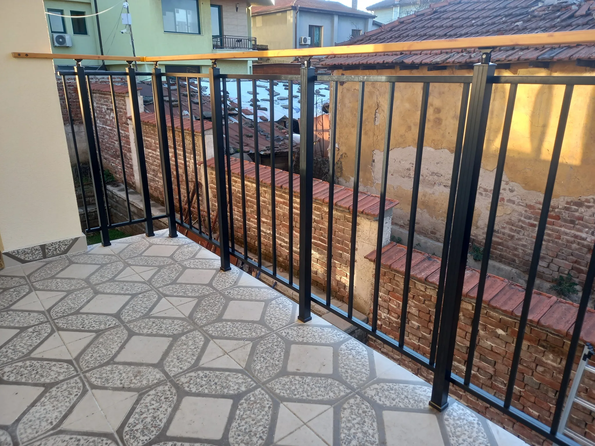 Струнен парапет от алуминий и стомана – изработка и монтаж