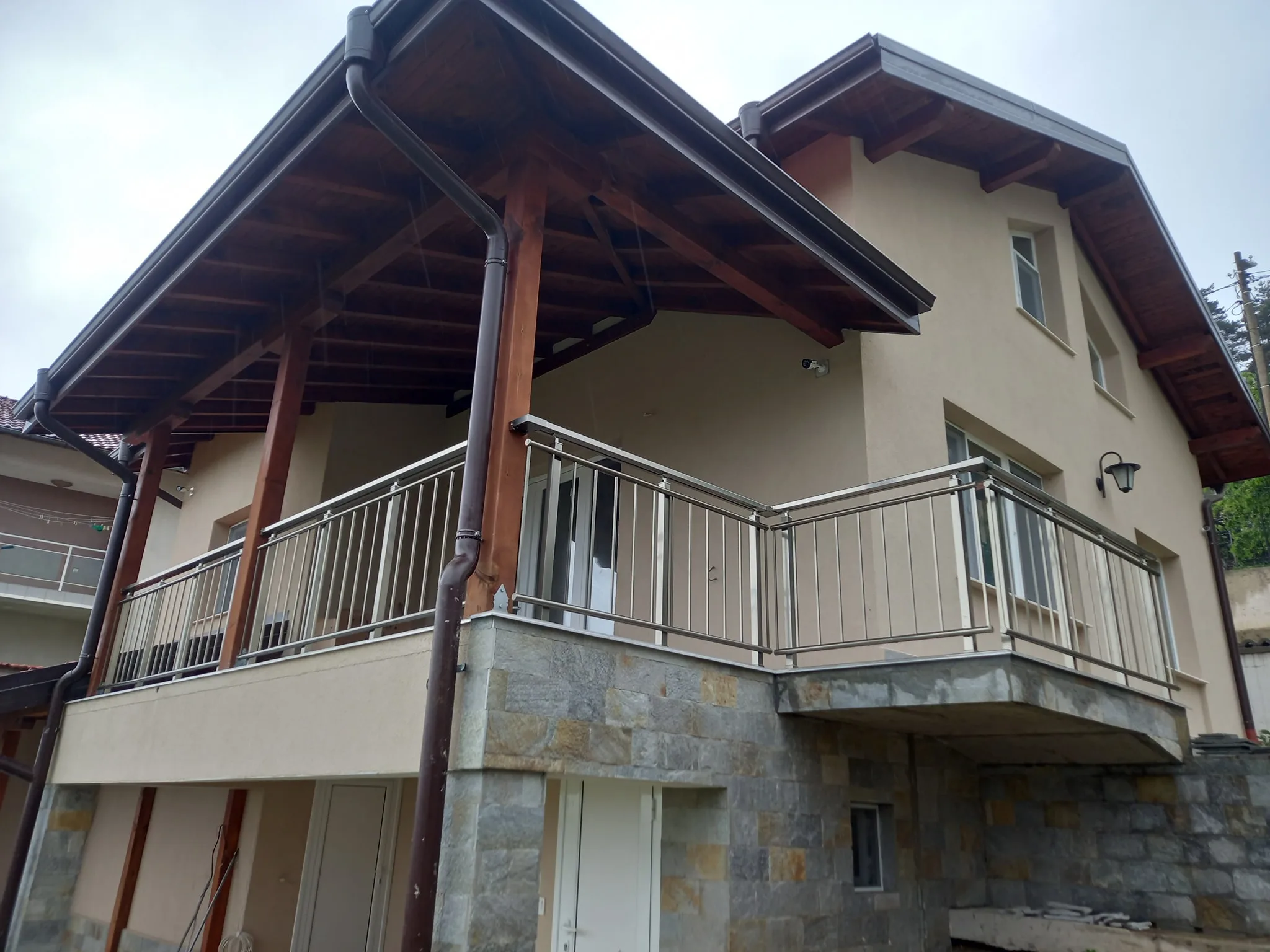 Струнен парапет от алуминий и стомана – изработка и монтаж