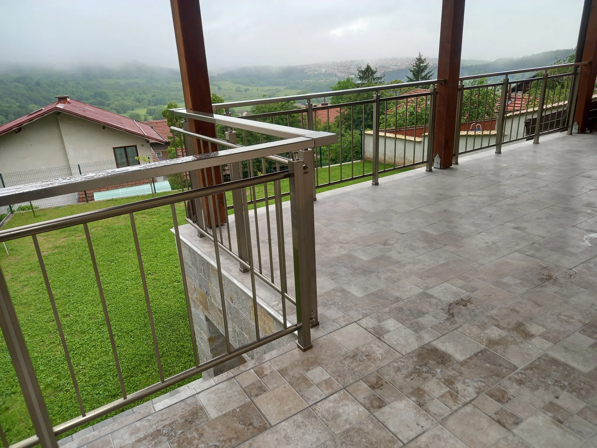 Струнен парапет от алуминий и стомана – изработка и монтаж