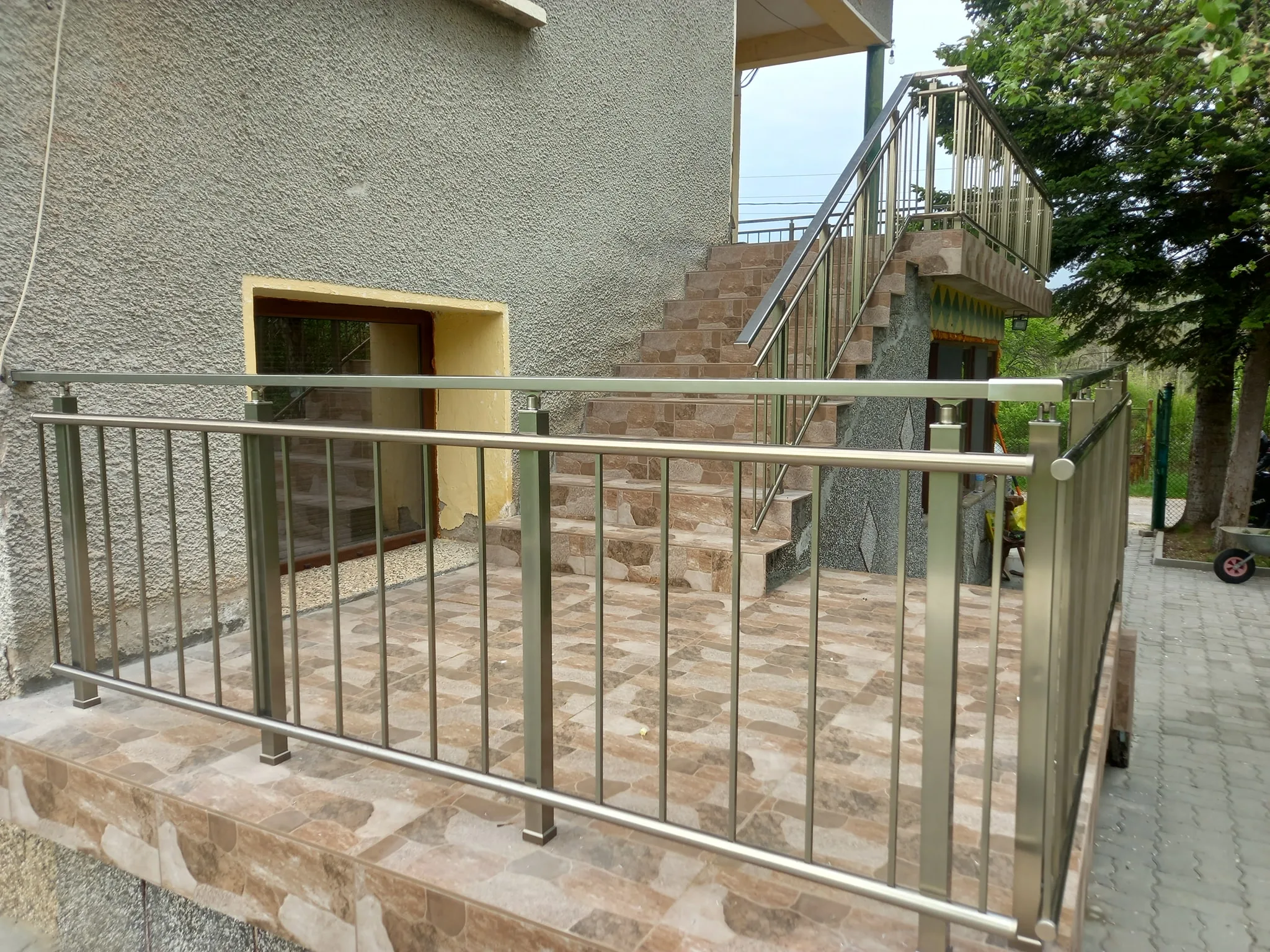 Струнен парапет от алуминий и стомана – изработка и монтаж